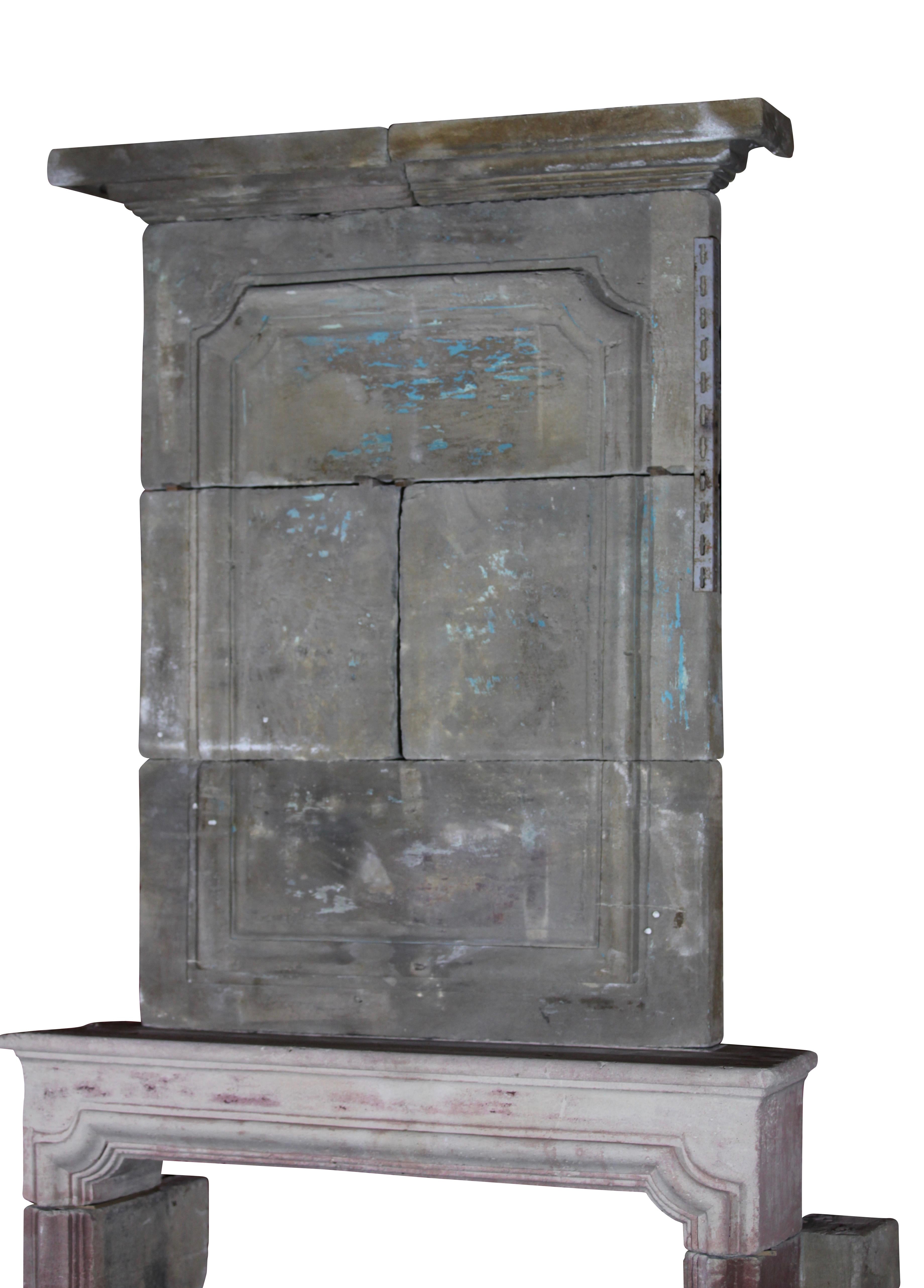 Cheminée ancienne de style campagnard français en pierre calcaire avec cheminée supérieure en vente 11