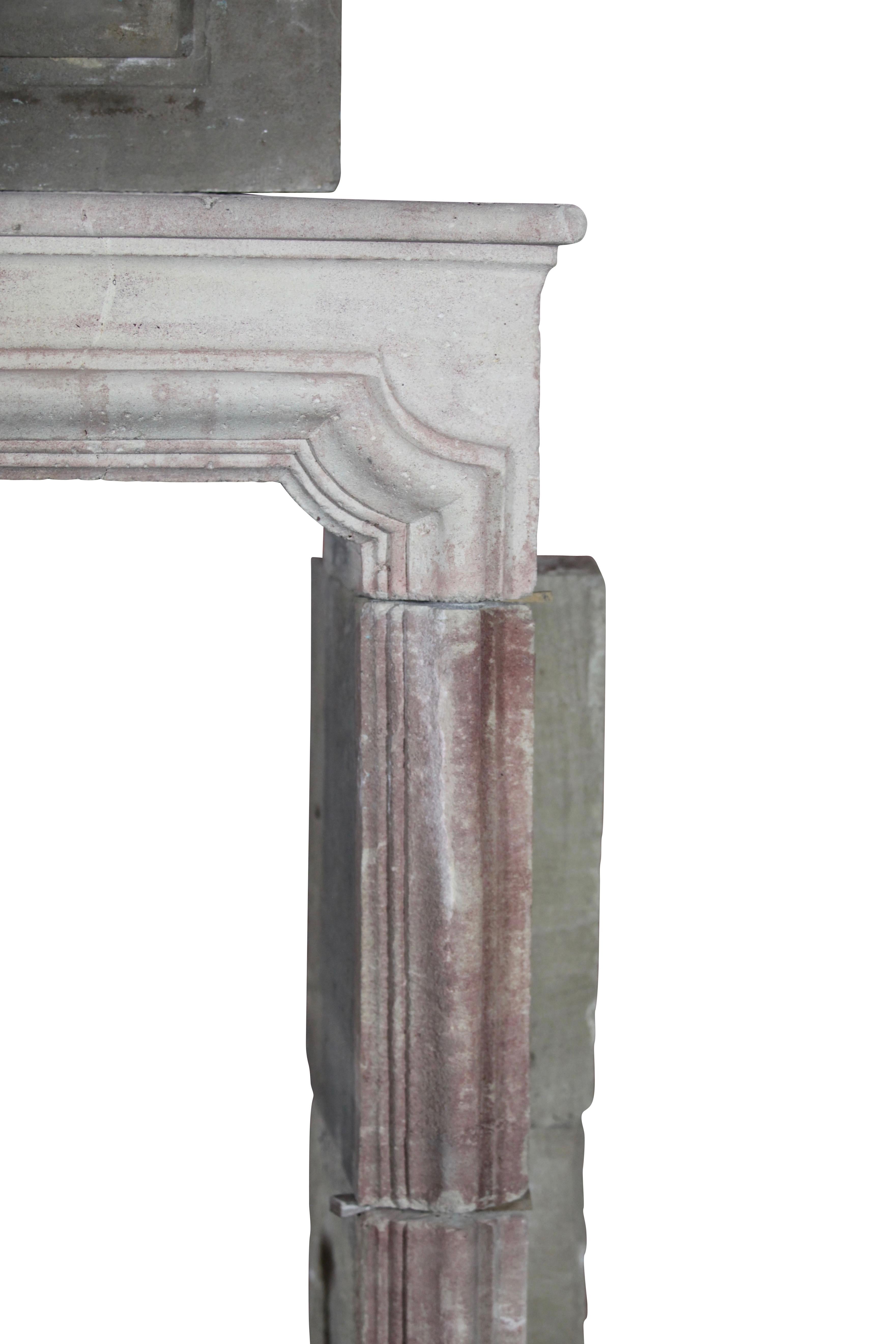 Français Cheminée ancienne de style campagnard français en pierre calcaire avec cheminée supérieure en vente