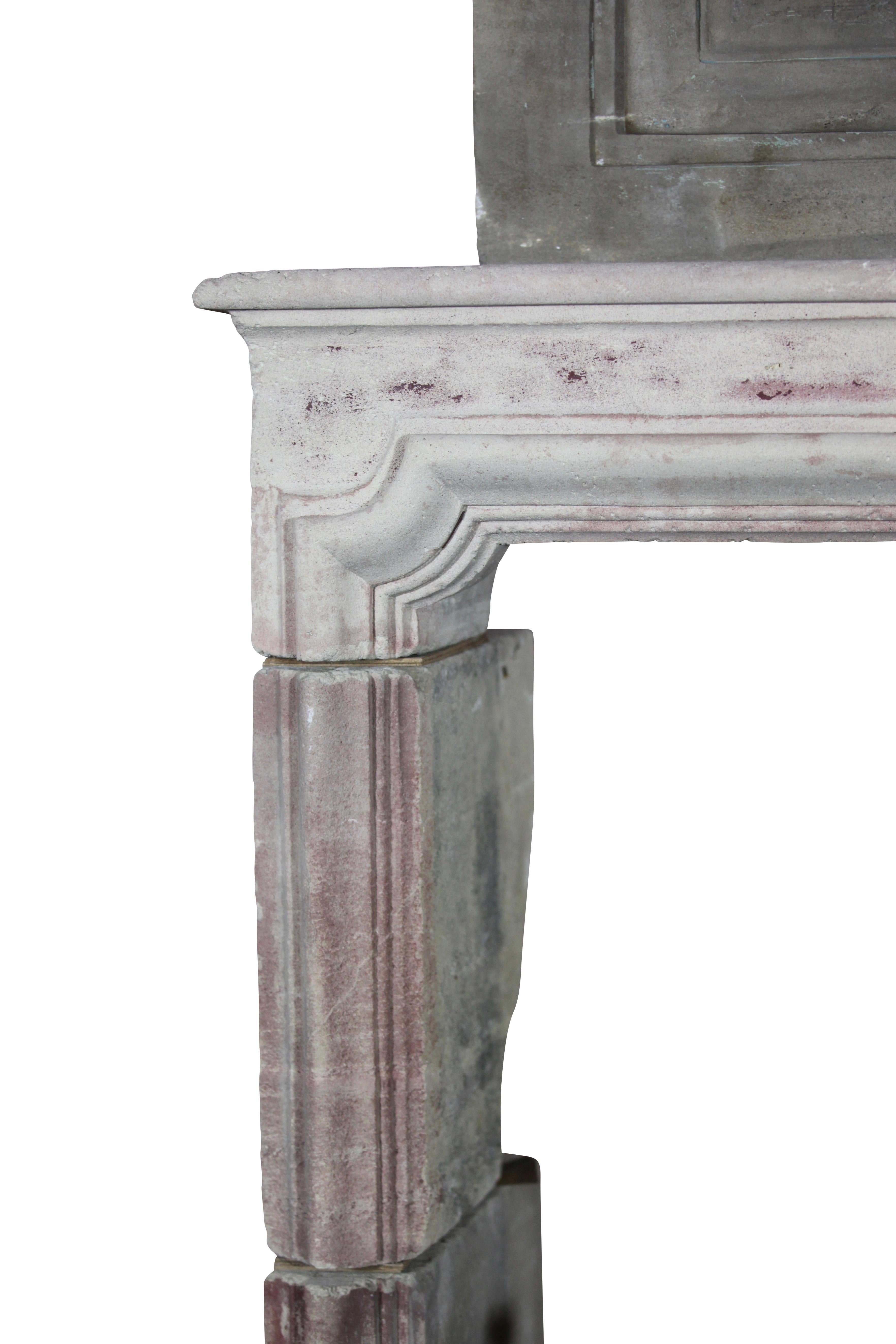 Sculpté à la main Cheminée ancienne de style campagnard français en pierre calcaire avec cheminée supérieure en vente