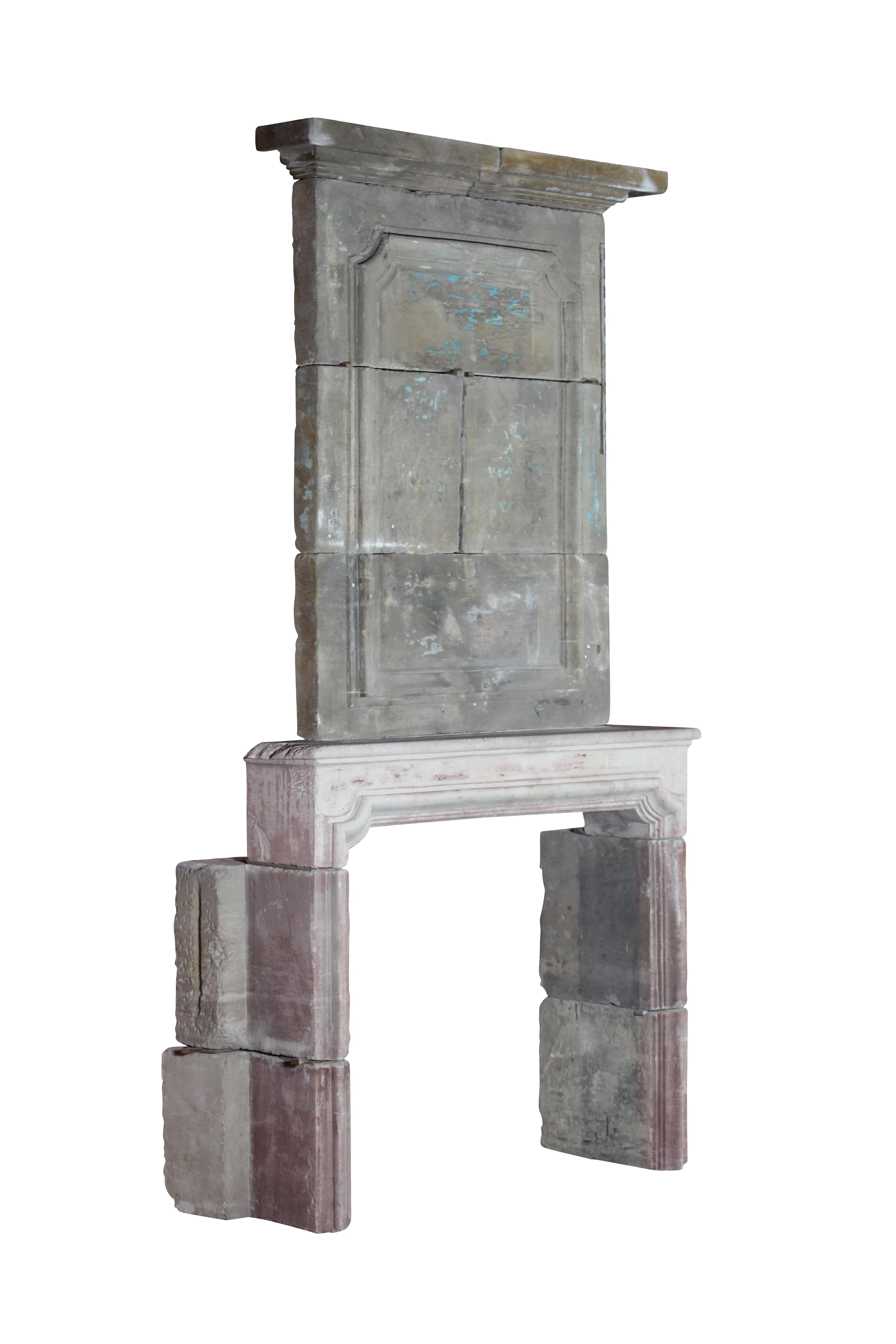 Cheminée ancienne de style campagnard français en pierre calcaire avec cheminée supérieure en vente 1