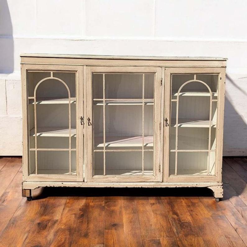 Buffet Vitrine Antique - C. 1600s, Cottage, Farmhouse Sideboard, Glass Front, Storage.

Vintage By d'avant 1700
Matériaux : bois, verre.
Dimensions : 56,25