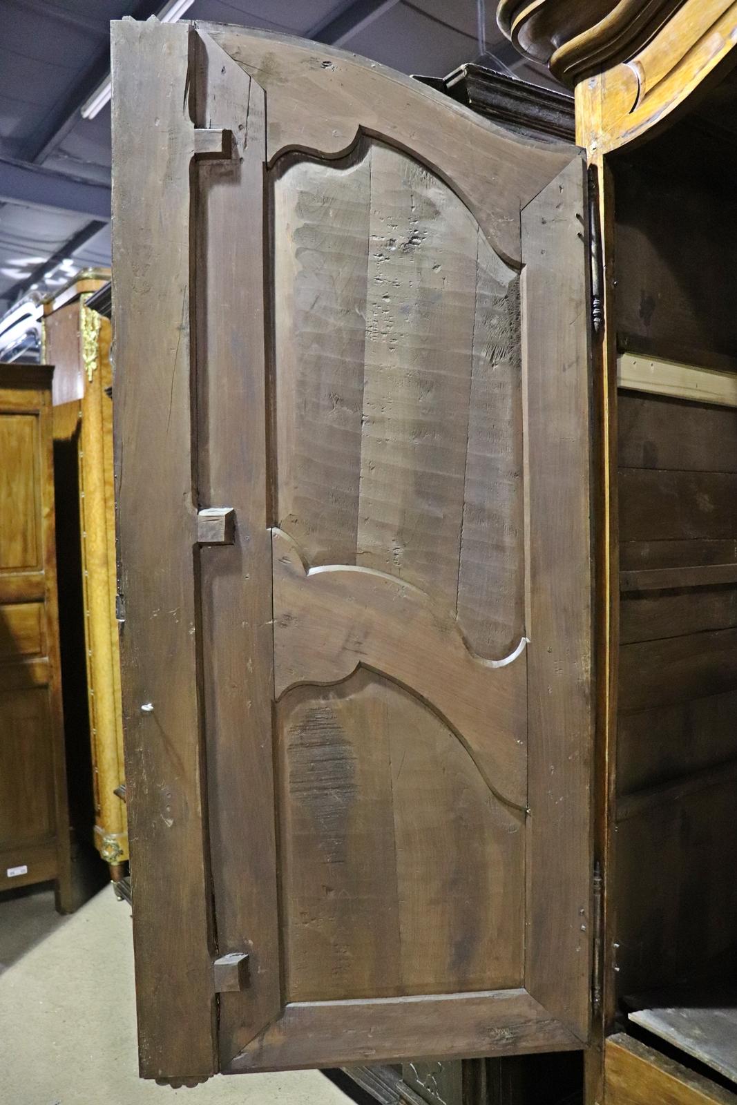 French Country Arched Top Mid 1800s era Armoire In Good Condition For Sale In Swedesboro, NJ