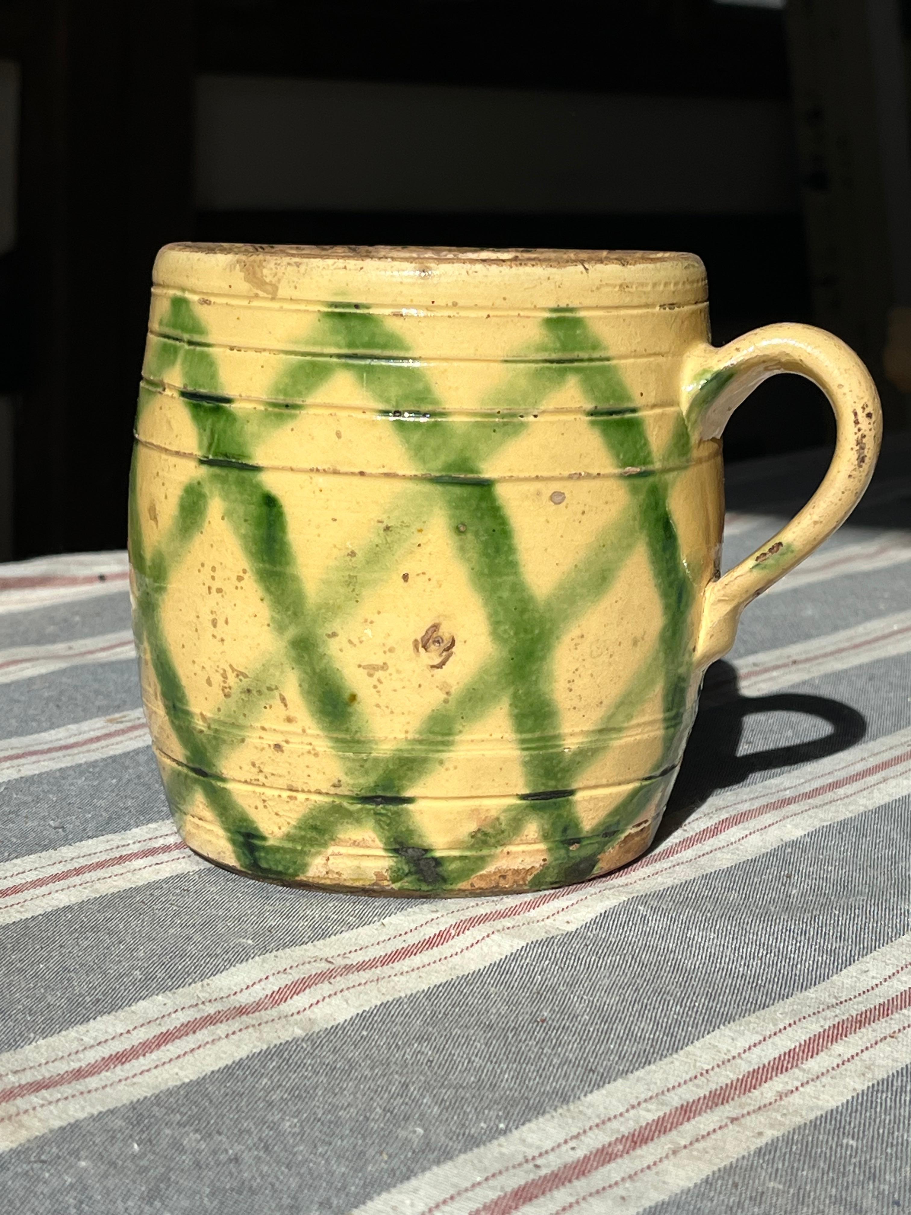 Vaso Jaspe in maiolica francese con manico a forma di barile, proveniente dalla regione della Savoia, smalto giallo con decorazione verde a tratteggio, circa 1890.