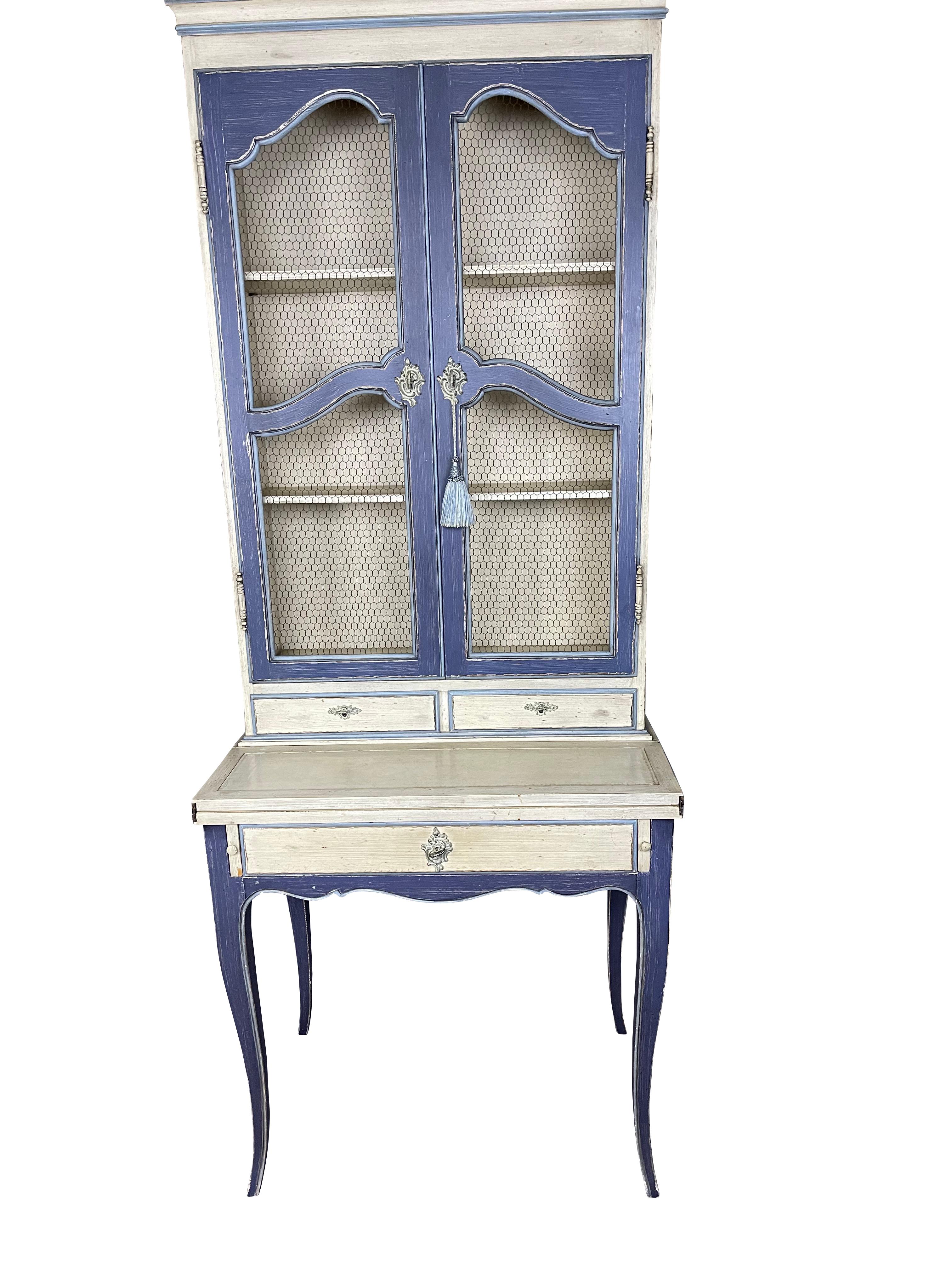 Französischer blauer Sekretär-Schreibtisch im Landhausstil von Pierre Deux mit Drahttüren  (Französische Provence) im Angebot