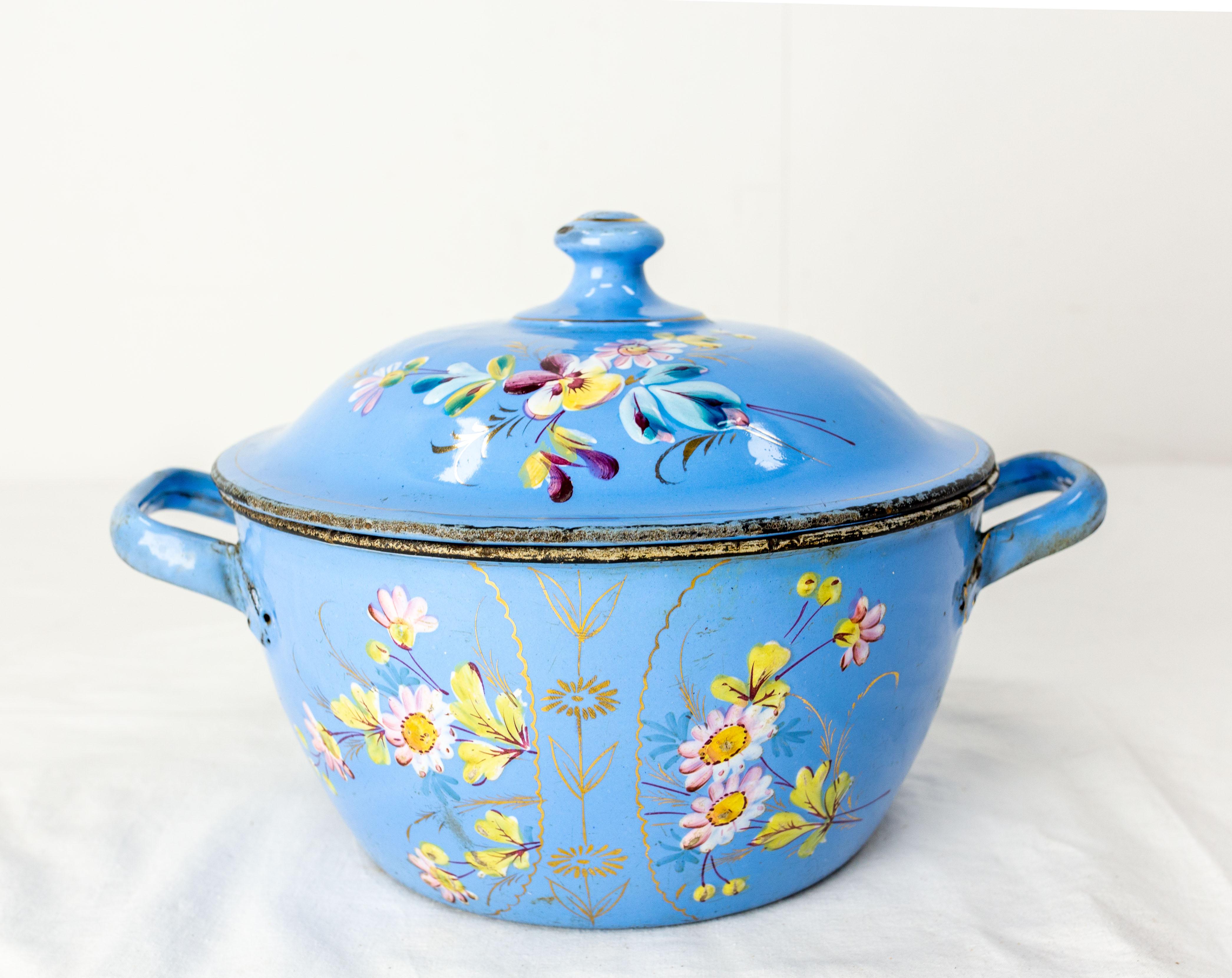 Soufflet ou bol à soupe.
Soupière en fer bleu et blanc avec décoration florale sur le dessus et sur le bol.
vers 1900
Bon état.

Expédition :
L23 P23 H13,5 1Kg.