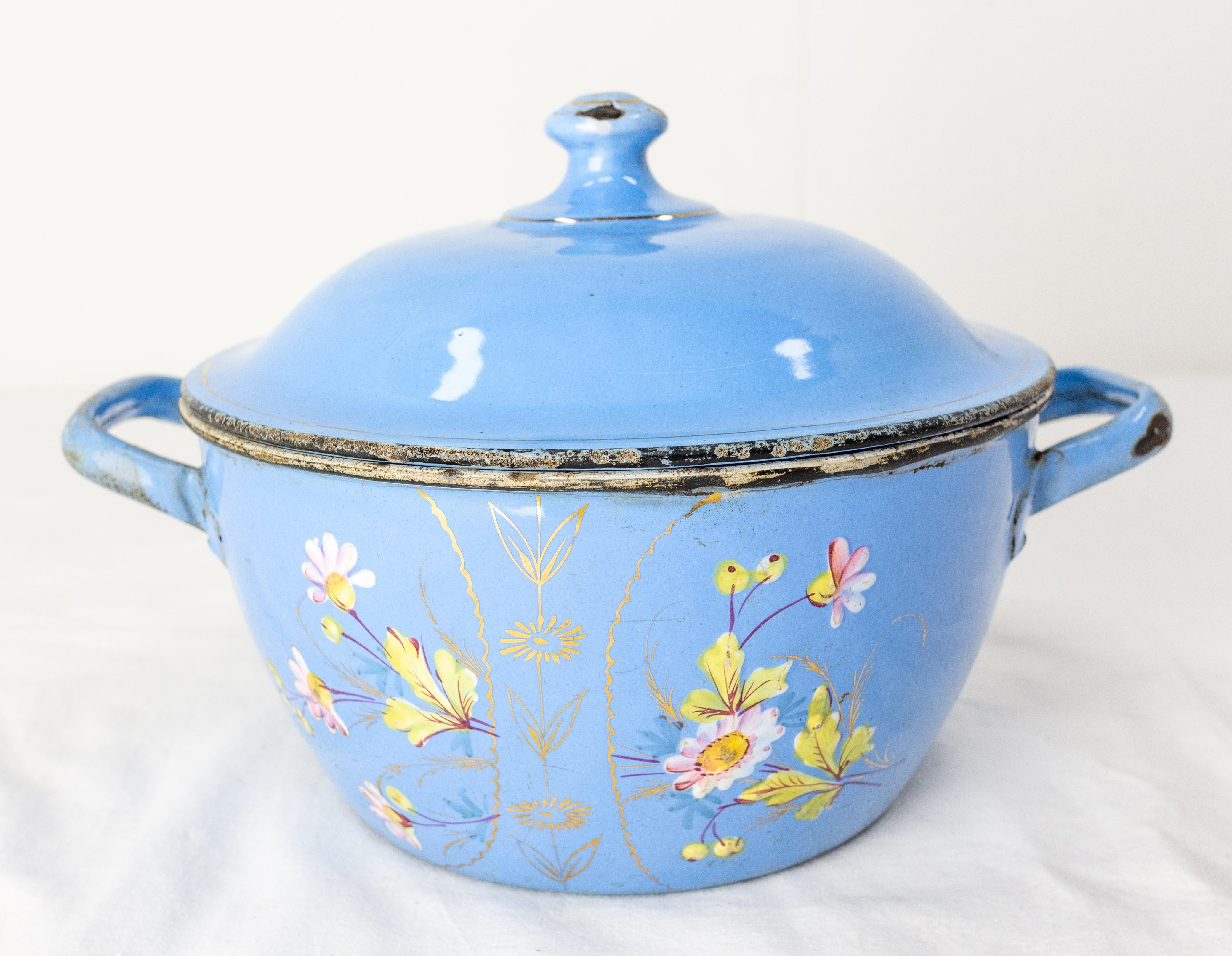 Français Soupière bleue de style campagnard français avec décoration florale, fer émaillé, vers 1900 en vente