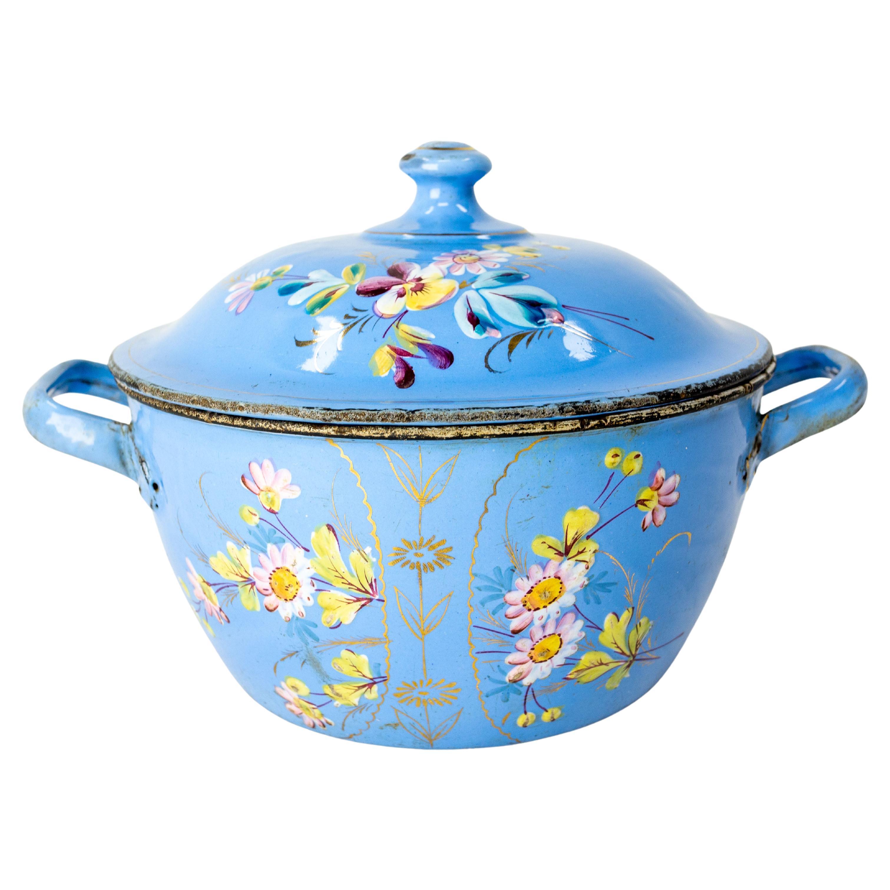 Soupière bleue de style campagnard français avec décoration florale, fer émaillé, vers 1900 en vente