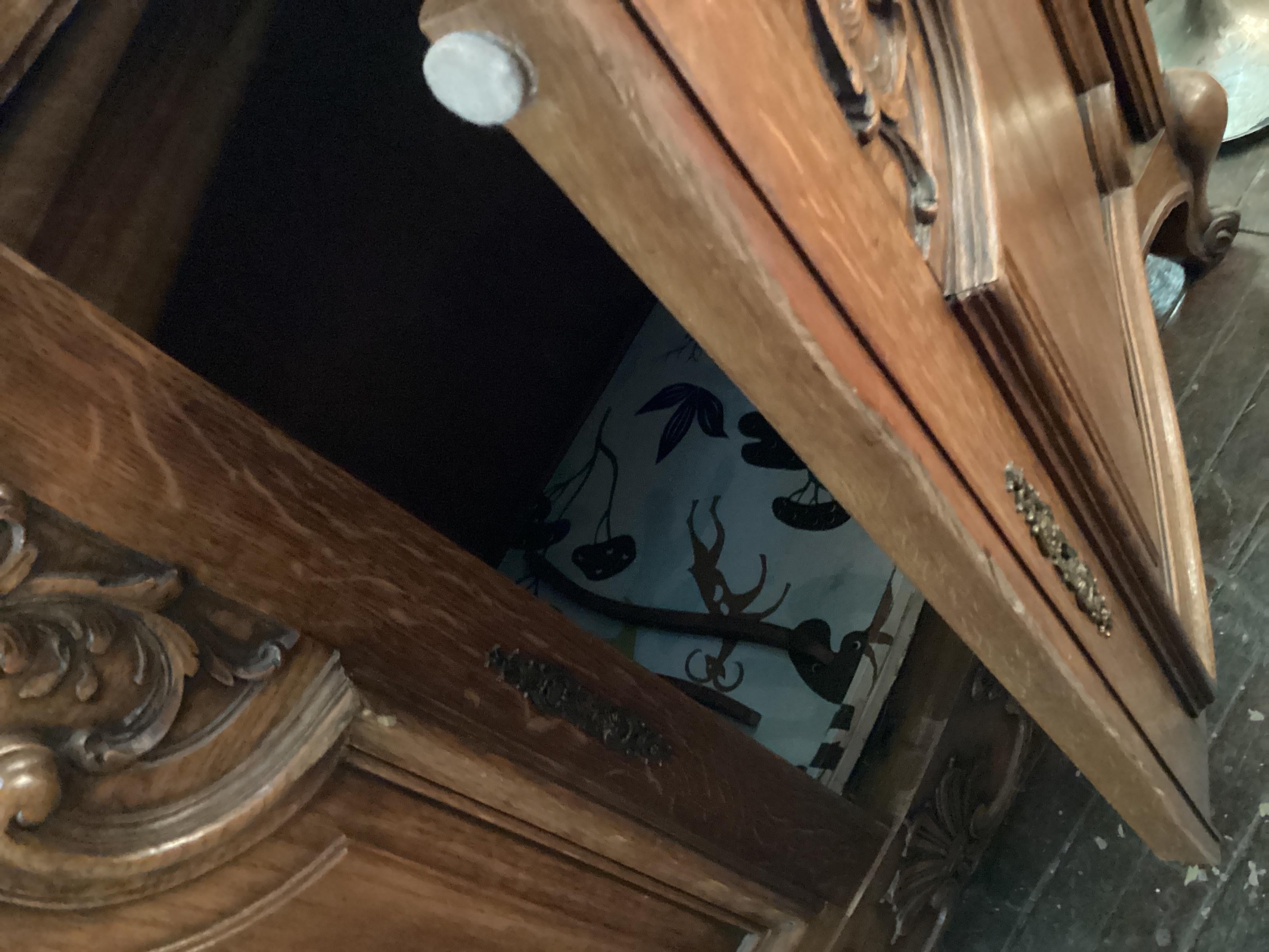Französisch Land geschnitzt Eiche Sideboard mit Marmorplatte für die Wiederherstellung im Angebot 11