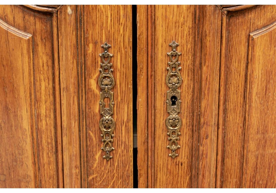 Französisch Land geschnitzt Eiche Sideboard mit Marmorplatte für die Wiederherstellung (Geschnitzt) im Angebot