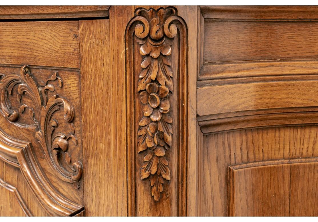 Französisch Land geschnitzt Eiche Sideboard mit Marmorplatte für die Wiederherstellung im Zustand „Starke Gebrauchsspuren“ im Angebot in Bridgeport, CT