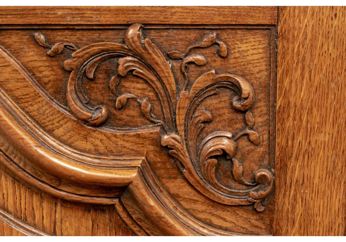 Französisch Land geschnitzt Eiche Sideboard mit Marmorplatte für die Wiederherstellung (20. Jahrhundert) im Angebot