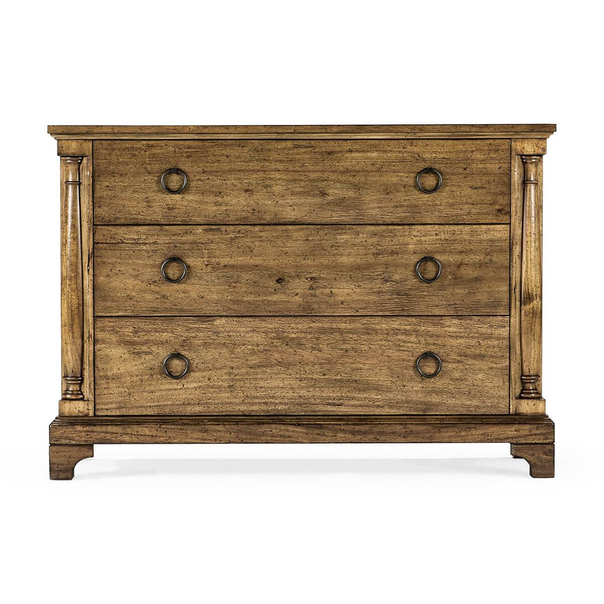 Cassettiera rustica French Country con finitura medium driftwood, tre cassetti, stile a colonna, base a gradini su piedi a staffa e maniglie ad anello in ottone.

Dimensioni: 47,25