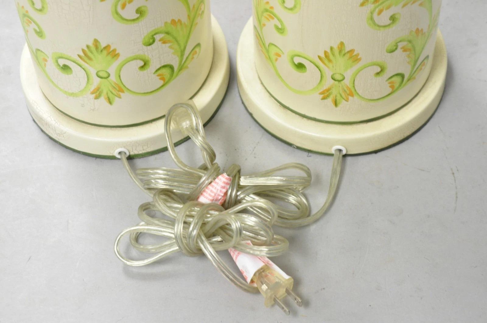 Paire de lampes de table cylindriques en métal Tole, couleur crème et vert, à l'allure de pays français en vente 4