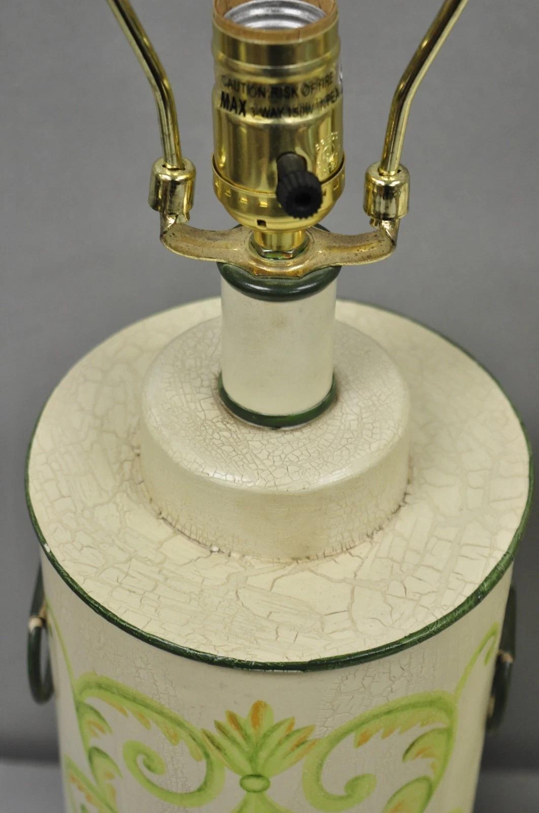 Paire de lampes de table cylindriques en métal Tole, couleur crème et vert, à l'allure de pays français en vente 5