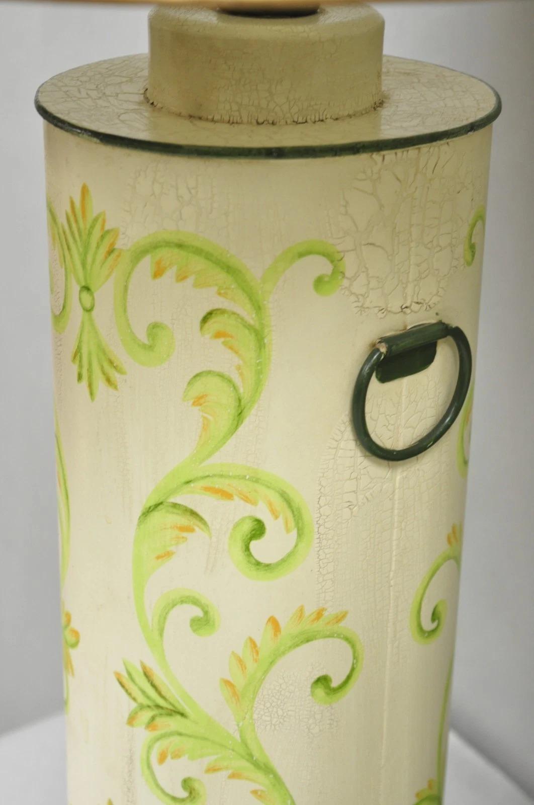 Paire de lampes de table cylindriques en métal Tole, couleur crème et vert, à l'allure de pays français en vente 7