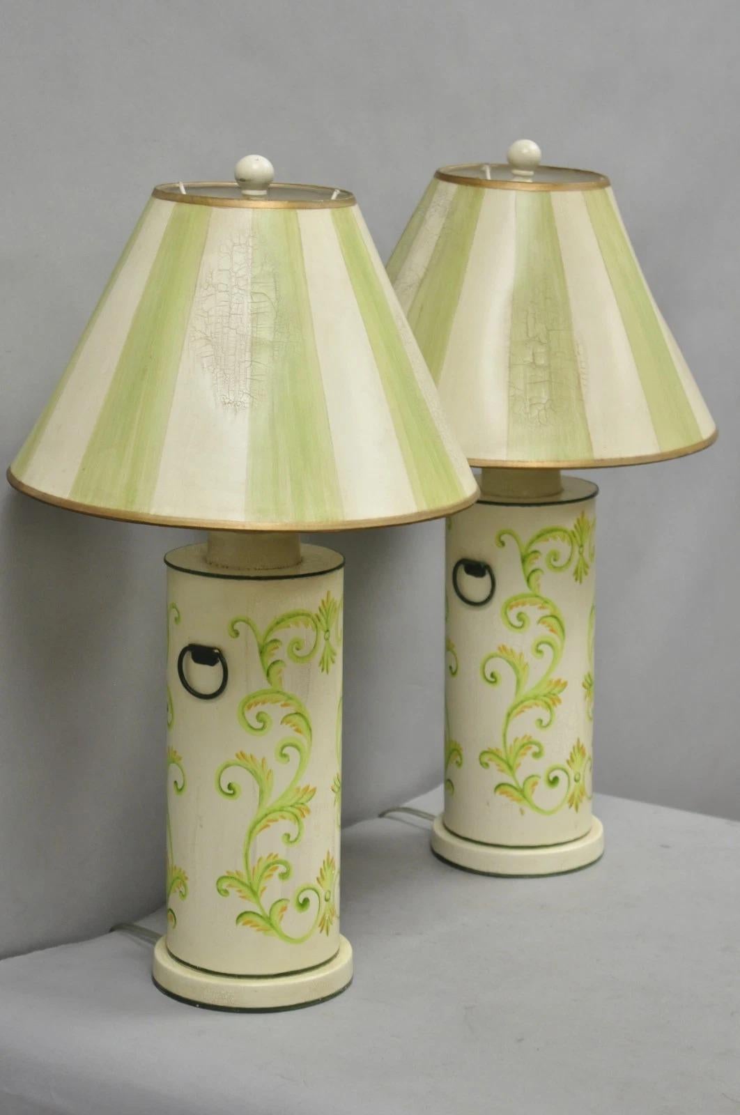 Paire de lampes de table cylindriques en métal Tole, couleur crème et vert, à l'allure de pays français en vente 8