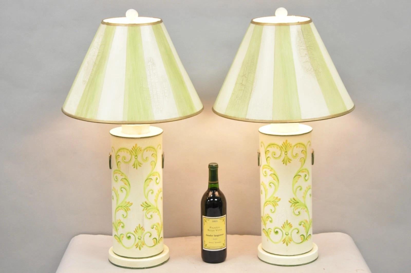 Paire de lampes de table cylindriques en métal tolé peint en couleur crème et verte, avec abat-jour en papier d'origine peint en couleur. Circa Late 20th Century. Dimensions : 29