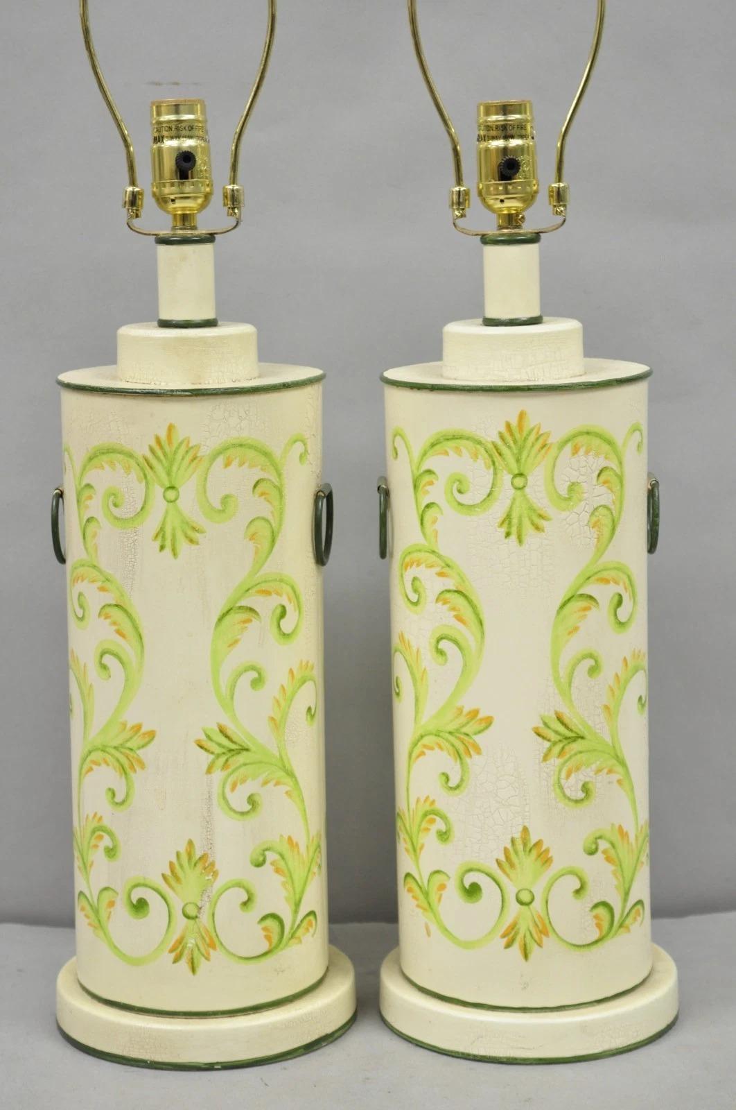 Autre Paire de lampes de table cylindriques en métal Tole, couleur crème et vert, à l'allure de pays français en vente