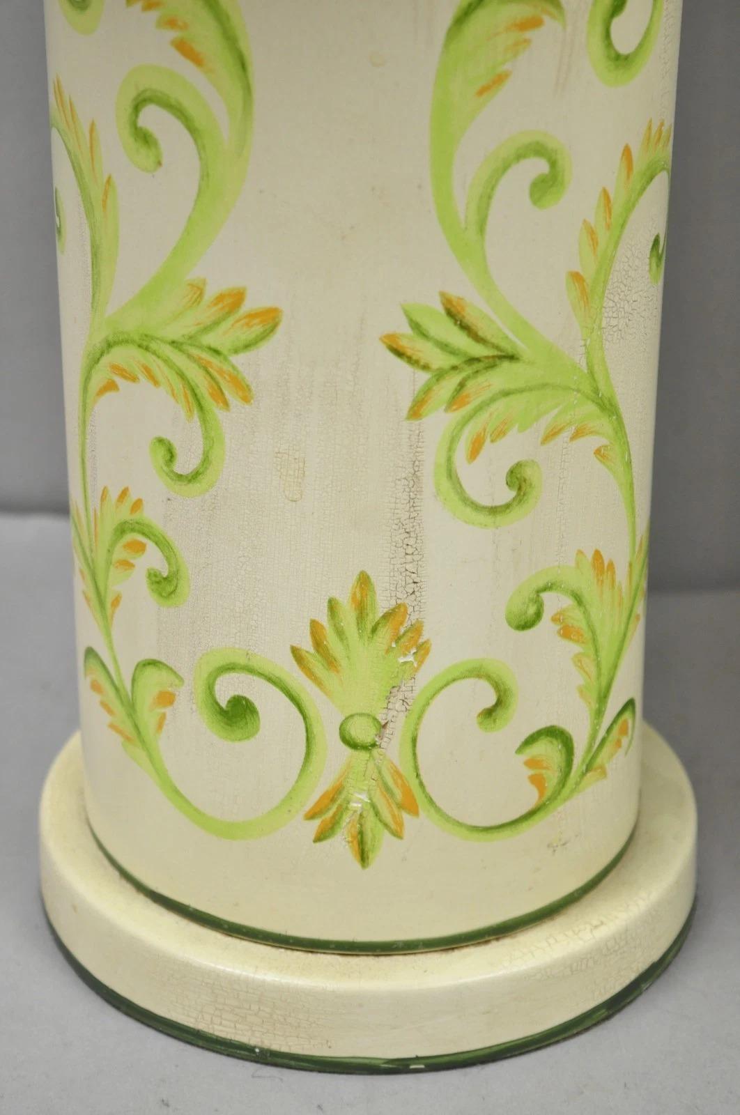 20ième siècle Paire de lampes de table cylindriques en métal Tole, couleur crème et vert, à l'allure de pays français en vente