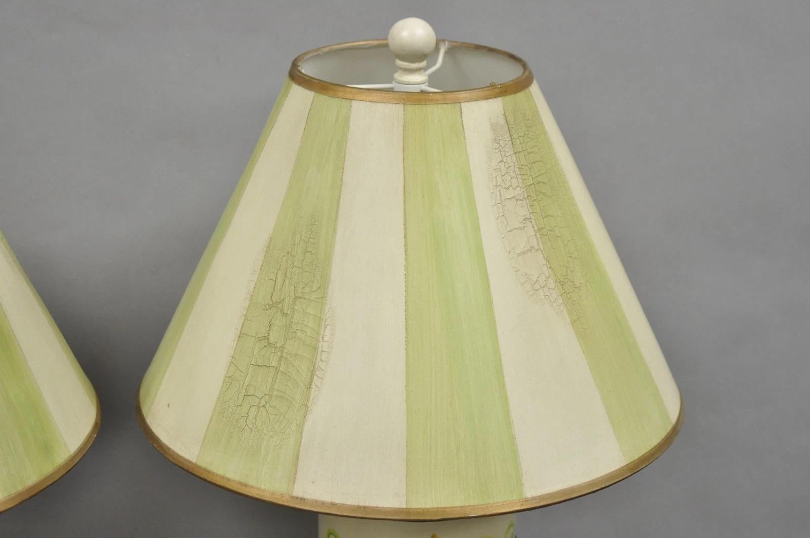 Métal Paire de lampes de table cylindriques en métal Tole, couleur crème et vert, à l'allure de pays français en vente