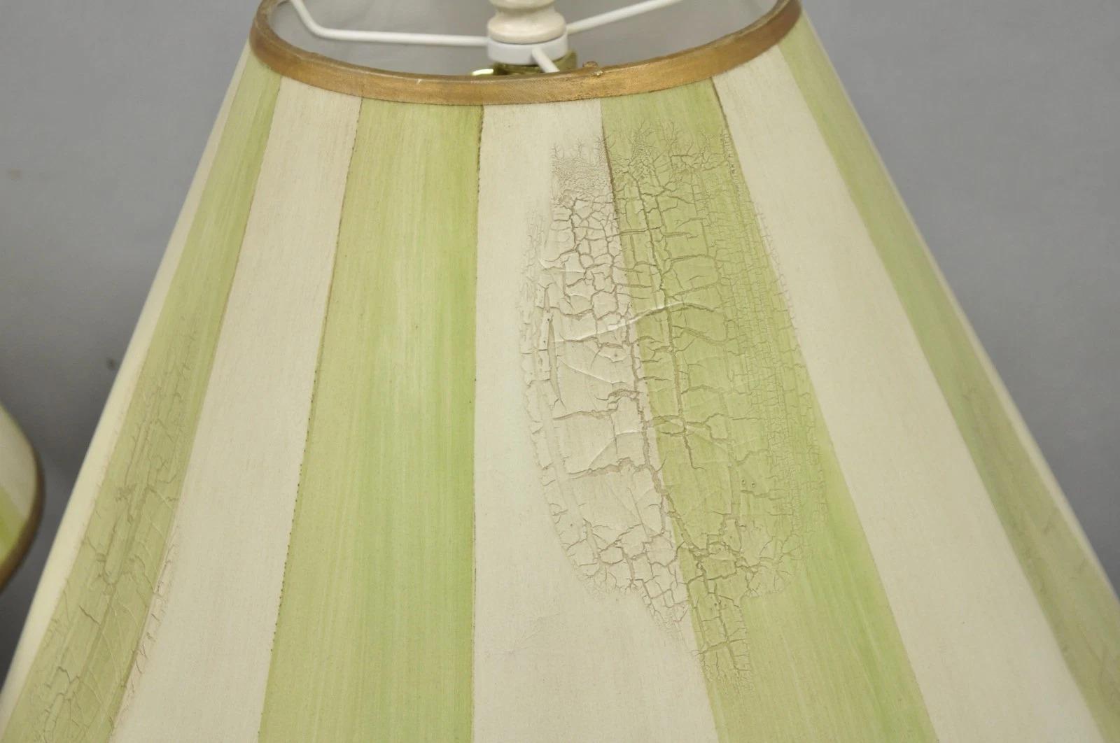 Paire de lampes de table cylindriques en métal Tole, couleur crème et vert, à l'allure de pays français en vente 1