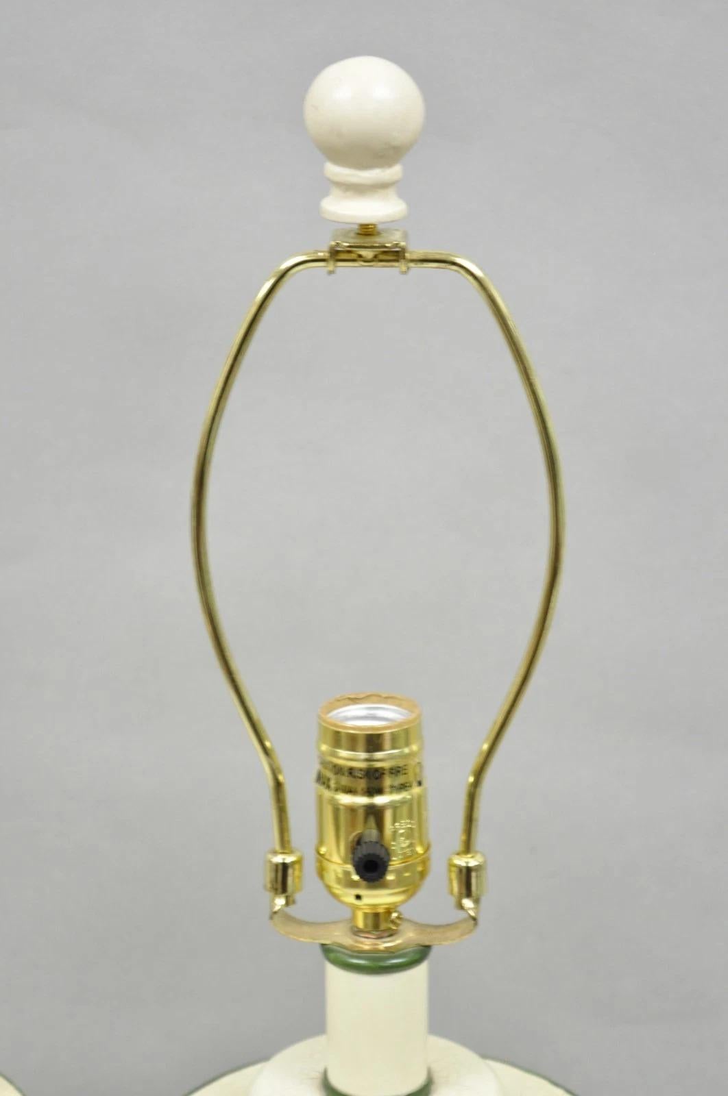 Paire de lampes de table cylindriques en métal Tole, couleur crème et vert, à l'allure de pays français en vente 2