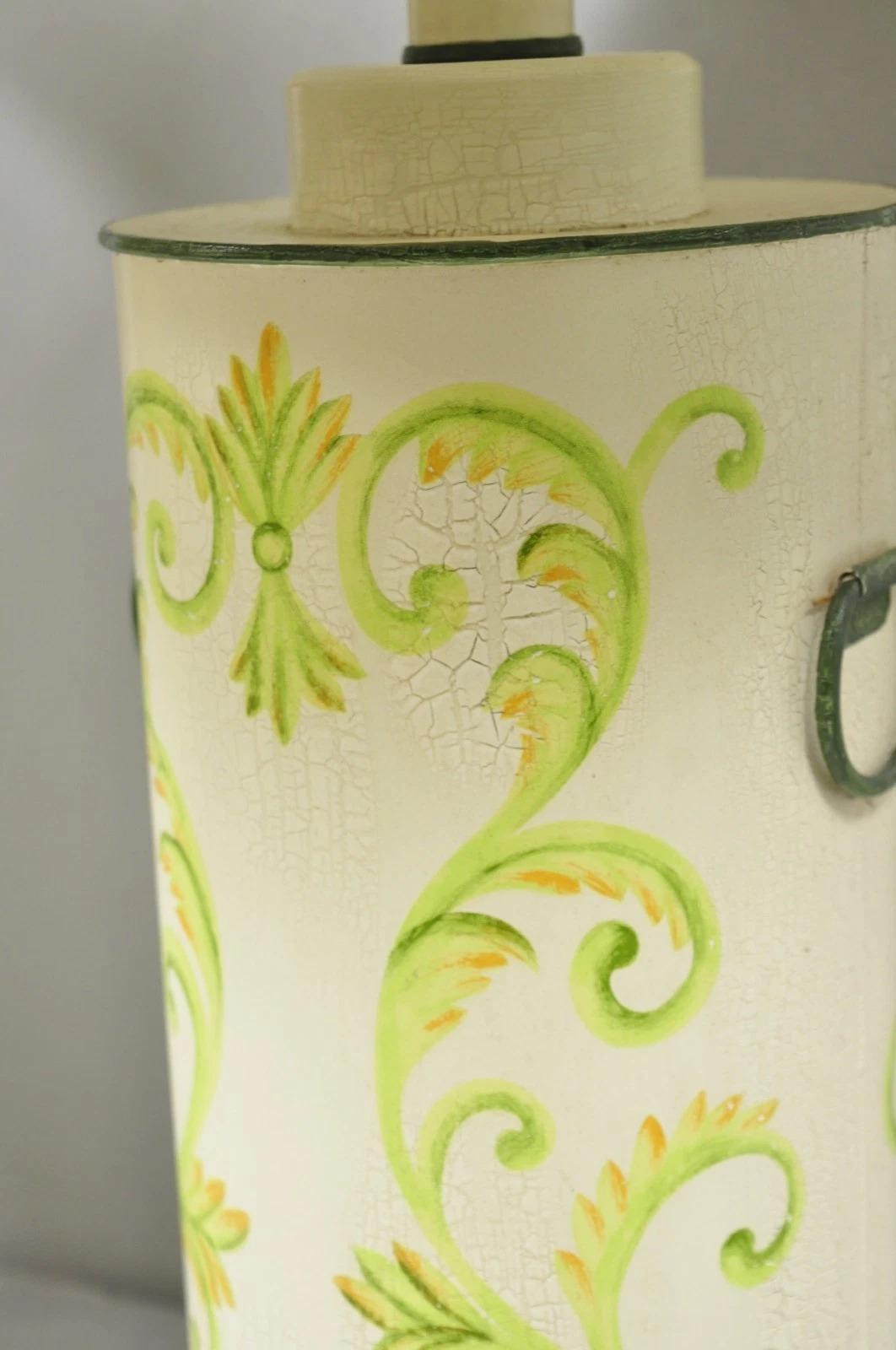 Paire de lampes de table cylindriques en métal Tole, couleur crème et vert, à l'allure de pays français en vente 3