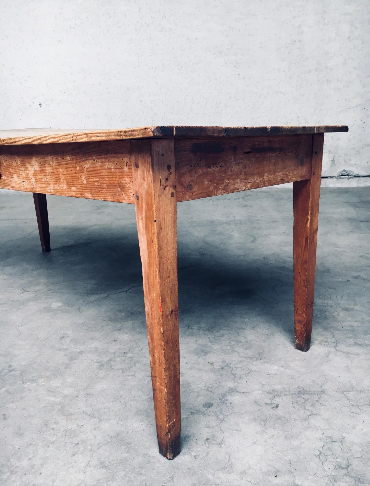Tavolo da pranzo in pino di design francese con cassetto, Francia, anni '30 in vendita 5