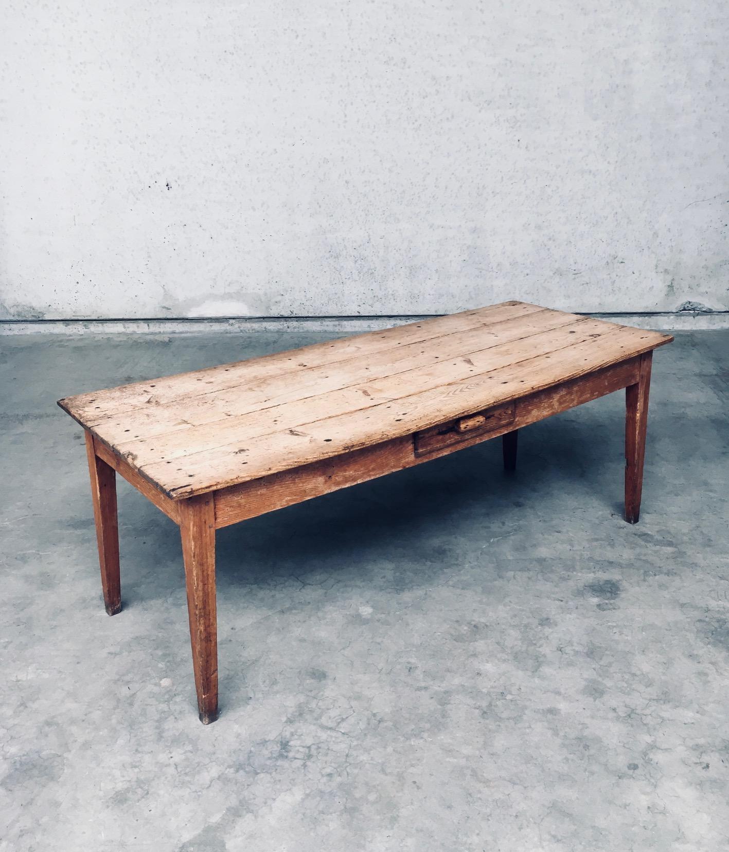 Stile provenzale Tavolo da pranzo in pino di design francese con cassetto, Francia, anni '30 in vendita