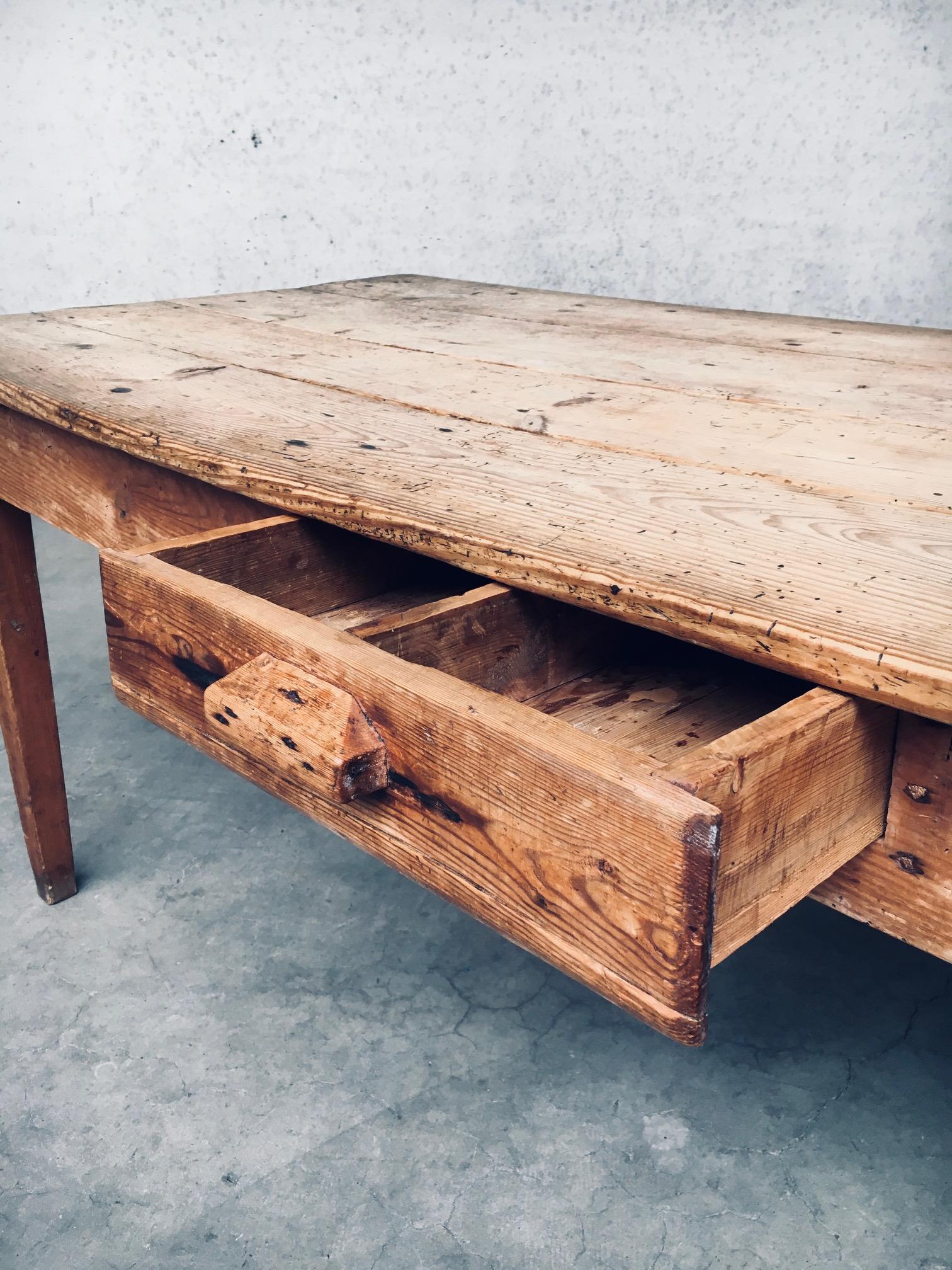 Tavolo da pranzo in pino di design francese con cassetto, Francia, anni '30 in vendita 2