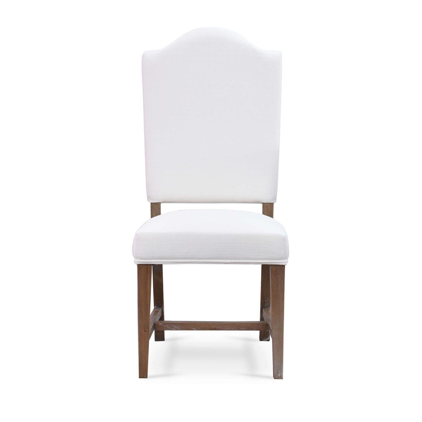 Style classique et fonctionnalité moderne. Ces chaises de salle à manger sont dotées d'un cadre en bois massif fini dans une teinte paille chaude, ce qui leur confère une durabilité et un aspect sophistiqué. Le dossier haut et l'assise sont