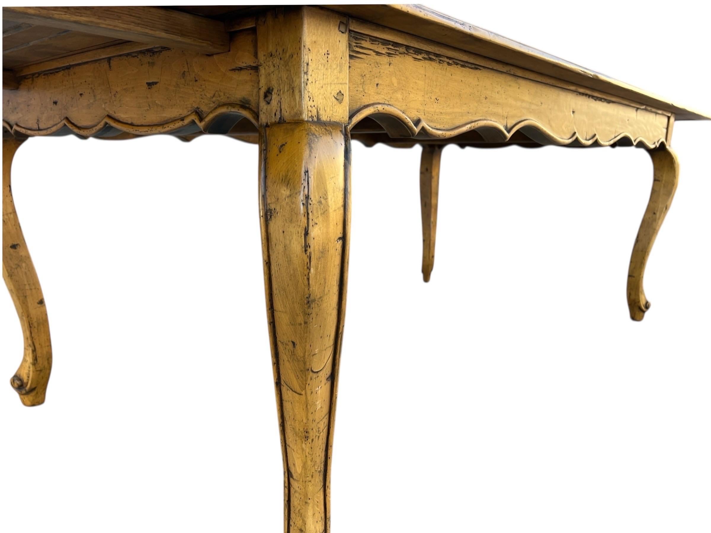 Table de salle à manger et huit chaises à la française en vente 3