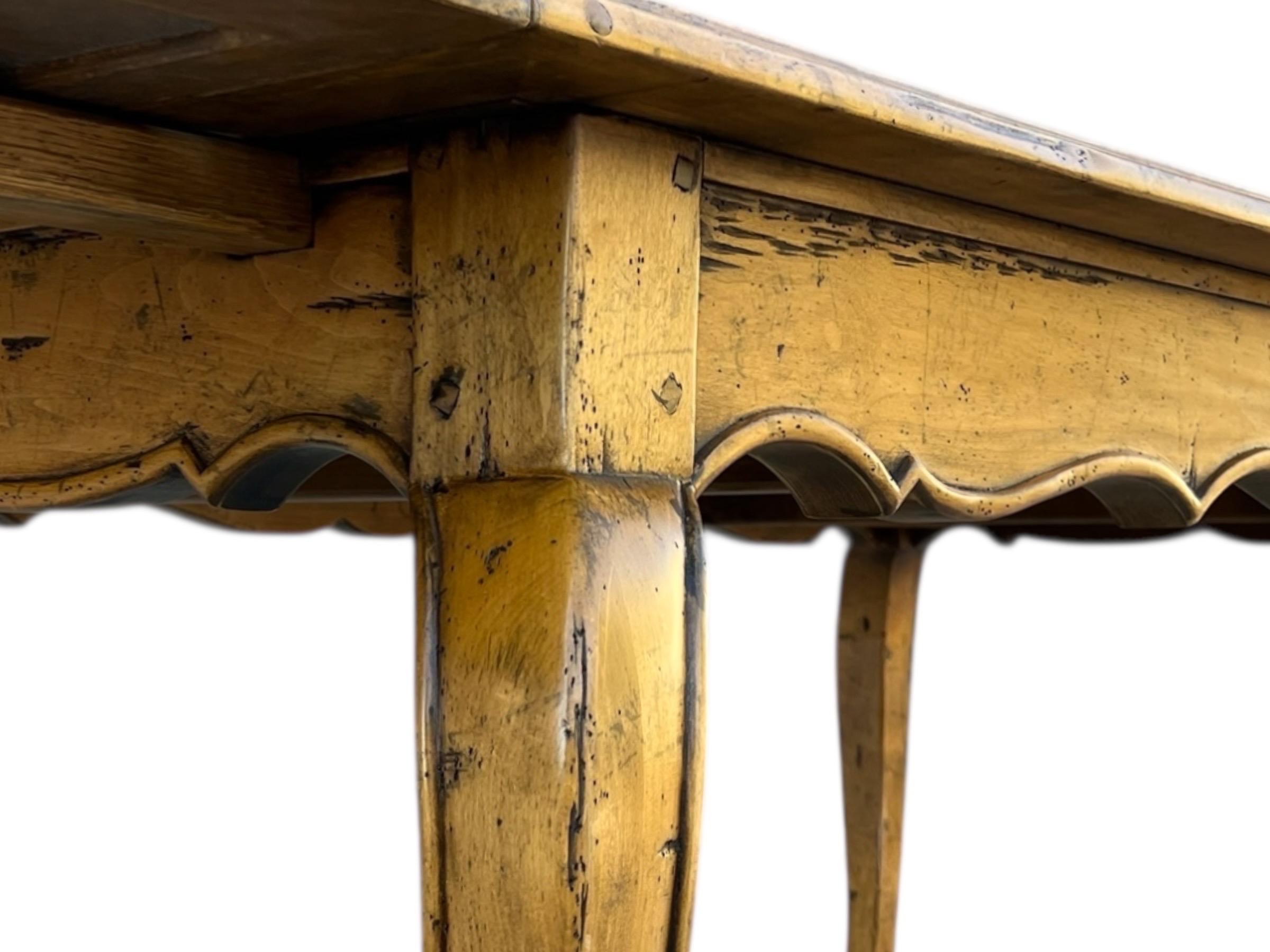 Table de salle à manger et huit chaises à la française en vente 5