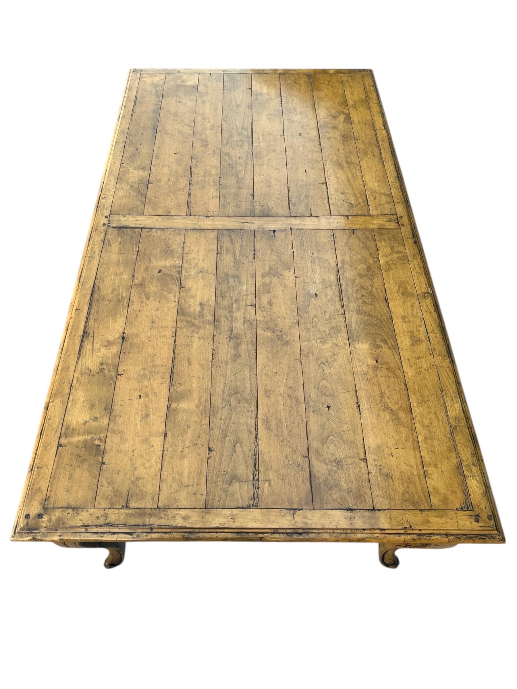 Table de salle à manger et huit chaises, circa 1950. Fabriqué de manière traditionnelle avec des broches en bois. Le plateau de la table en bois massif est fini par un bord biseauté au-dessus d'une jupe sculptée en forme de serpent. Les pieds