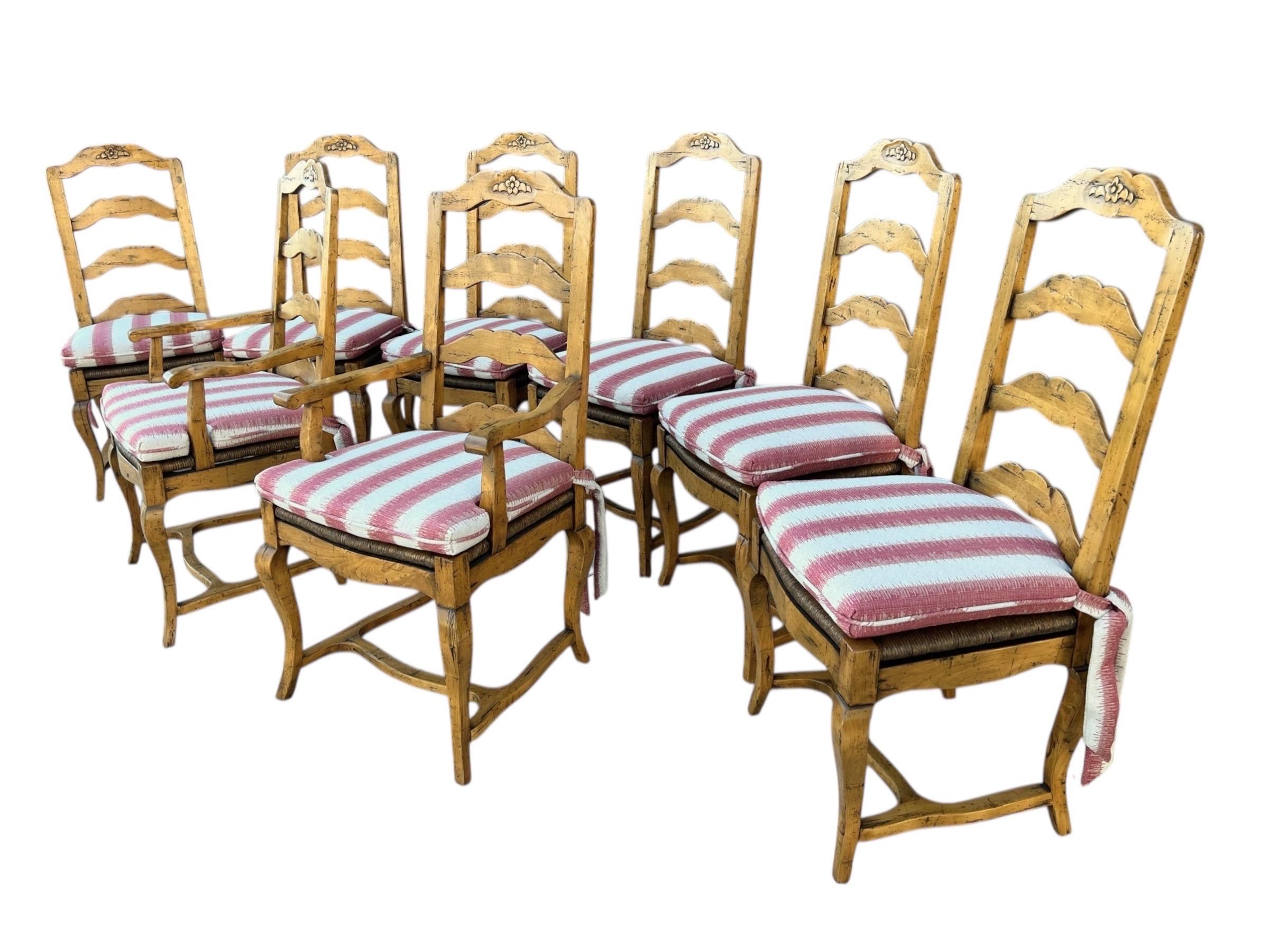 Provincial français Table de salle à manger et huit chaises à la française en vente