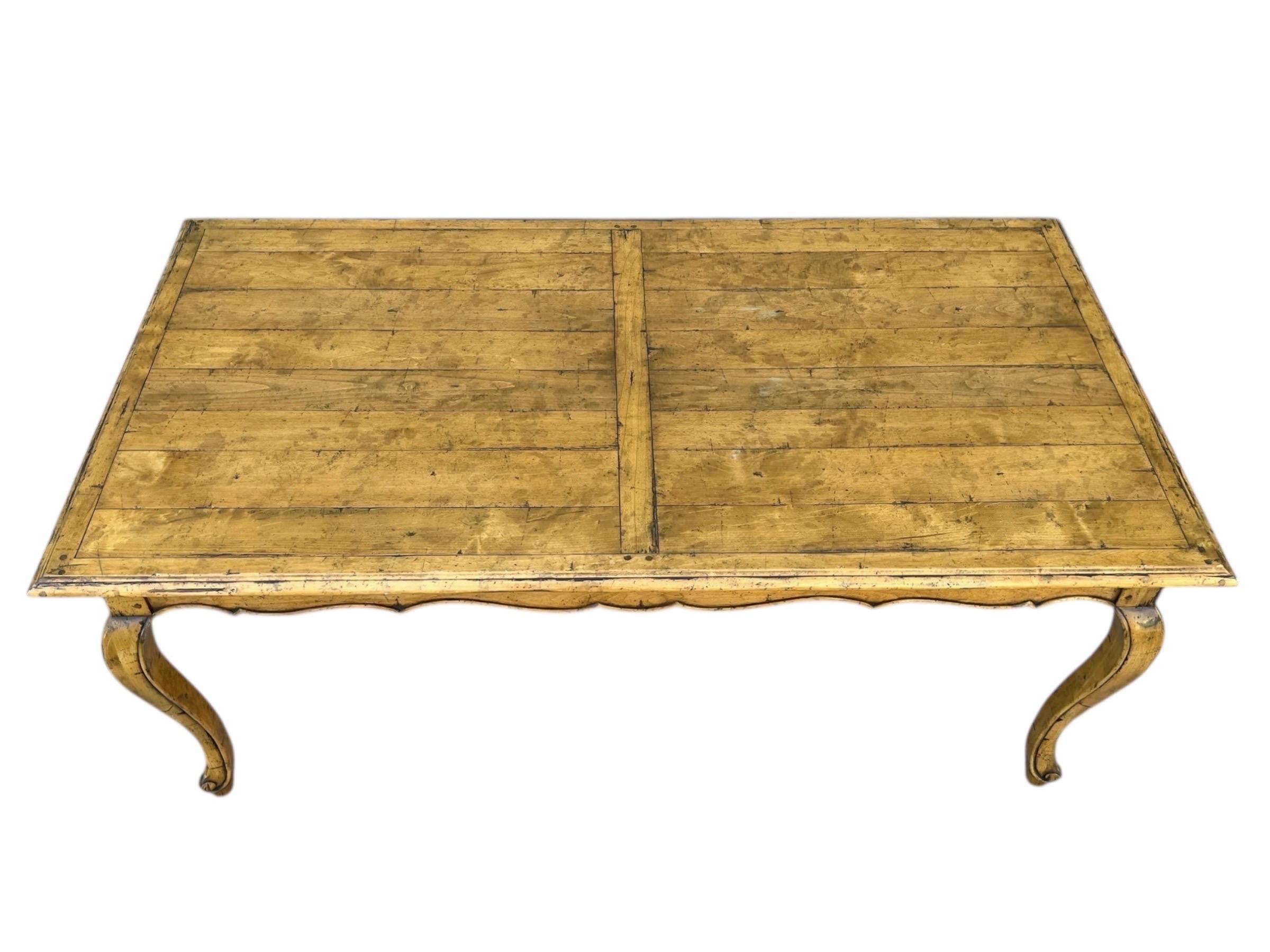 Table de salle à manger et huit chaises à la française Bon état - En vente à Sarasota, FL