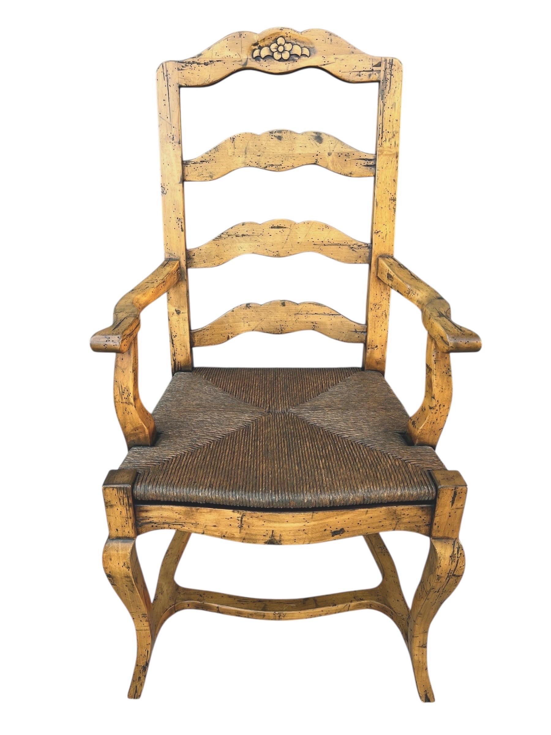 20ième siècle Table de salle à manger et huit chaises à la française en vente