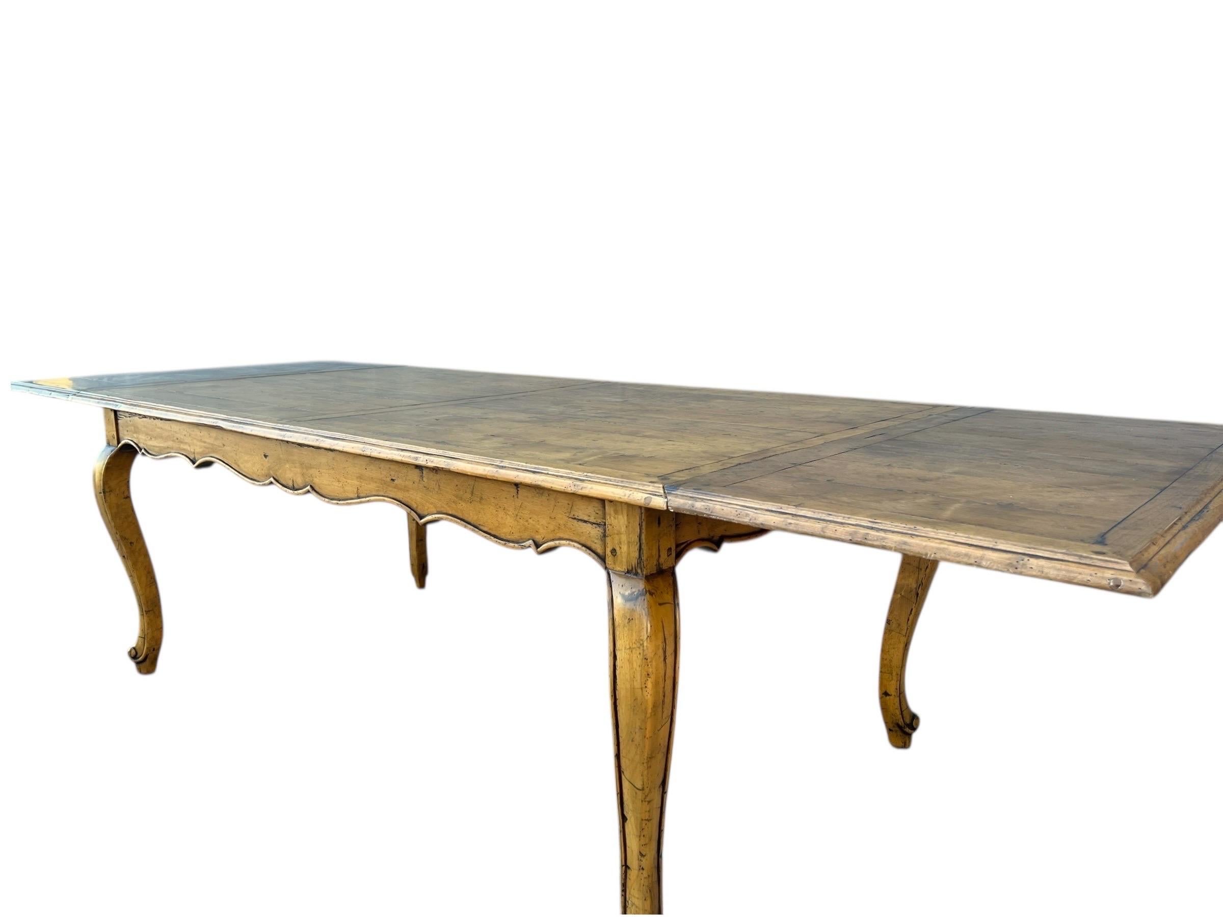 Table de salle à manger et huit chaises �à la française en vente 1