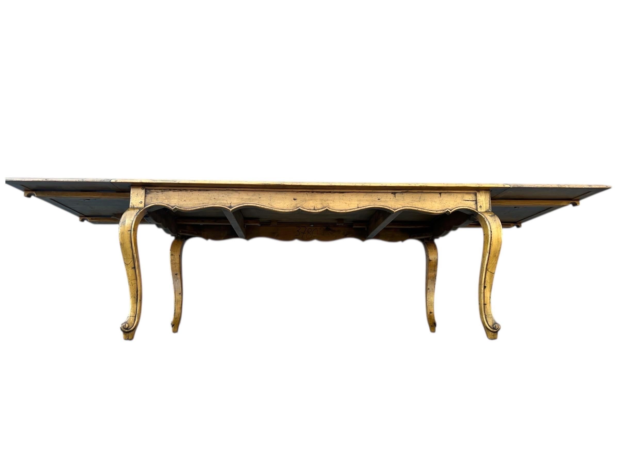 Table de salle à manger et huit chaises à la française en vente 2