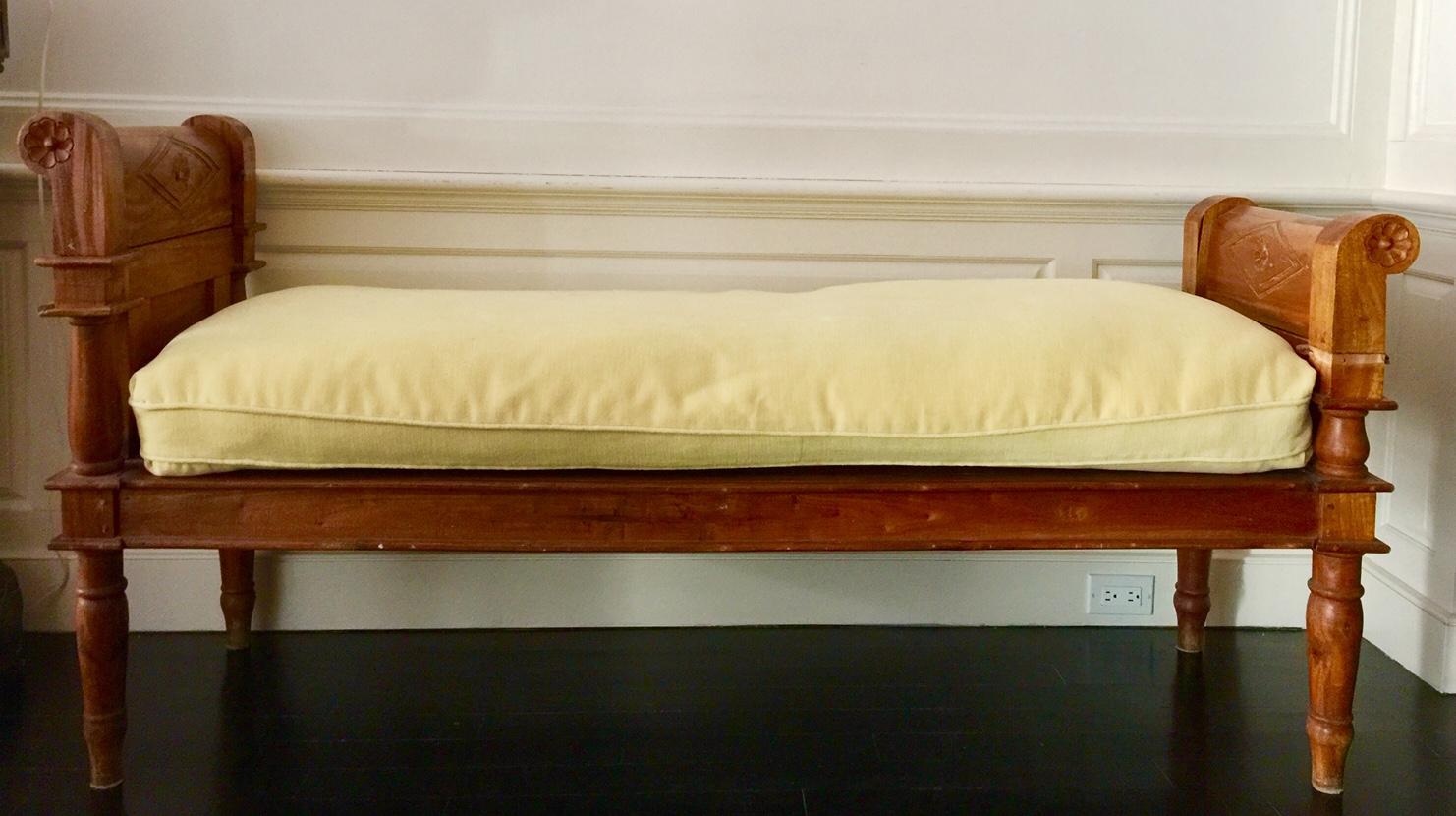 Banc de banquette de style directoire campagnard français avec coussin en velours jaune en vente 7