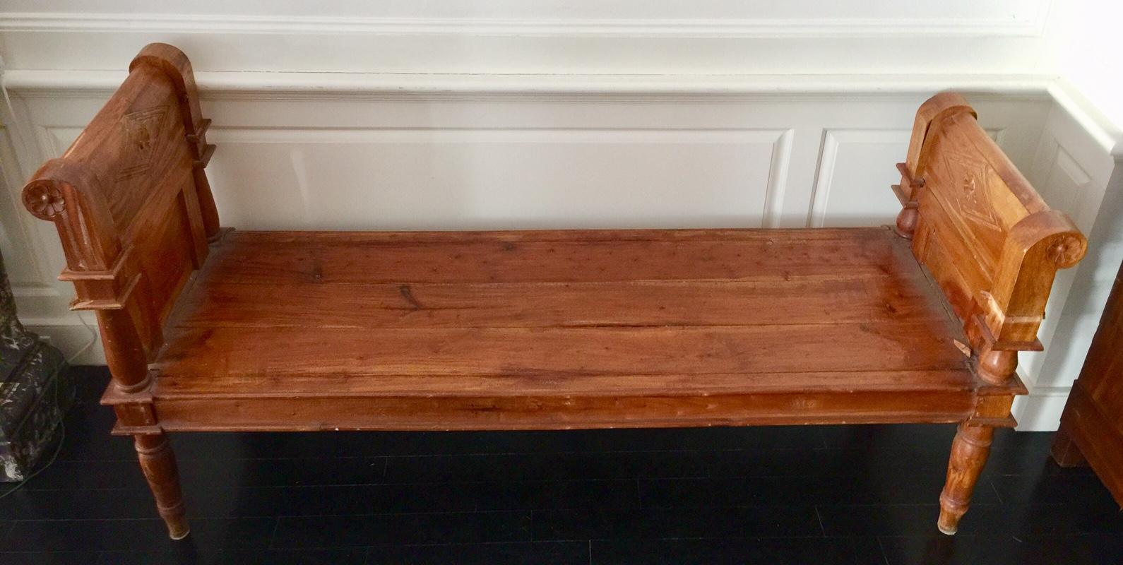 Une belle banquette de style Directoire avec coussin en velours jaune
Fabriqué en bois sculpté robuste, avec le motif classique du losange et de la fleur typique du style Directoire.
La banquette est livrée avec un coussin pleine longueur en