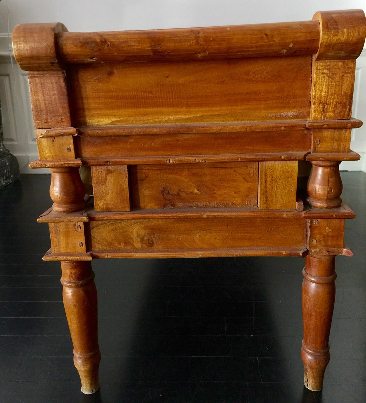 Français Banc de banquette de style directoire campagnard français avec coussin en velours jaune en vente