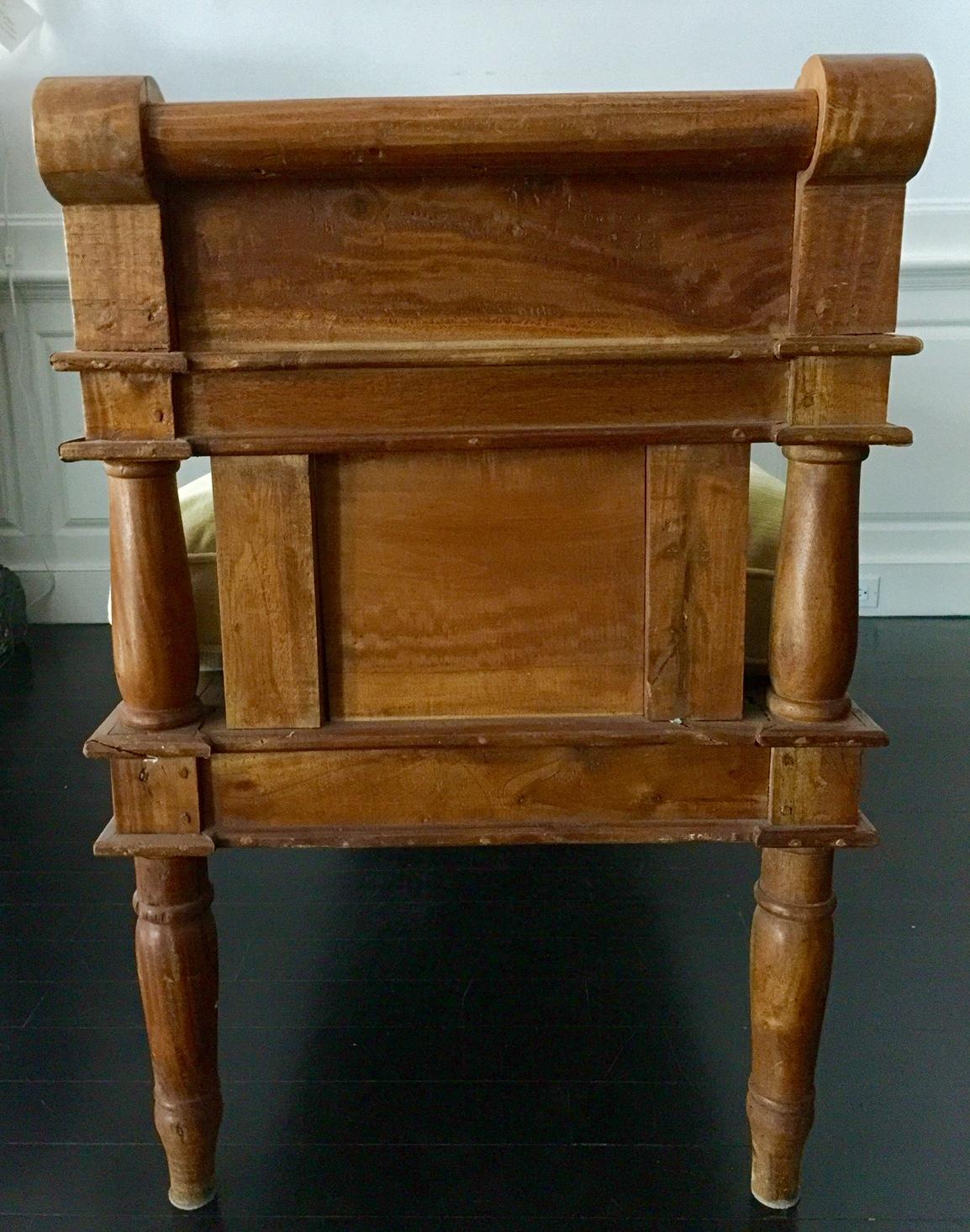 Banc de banquette de style directoire campagnard français avec coussin en velours jaune Bon état - En vente à Montreal, Quebec