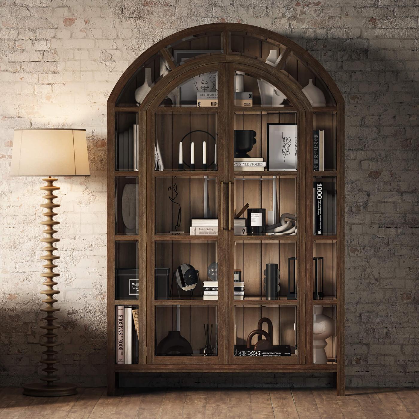  La sua forma ad arco e i suoi dettagli artigianali evocano l'architettura classica europea. All'interno, la finitura Driftwood crea un contrasto organico, mettendo in mostra scaffali ideali per libri, ceramiche o oggetti da collezione.

Due alte