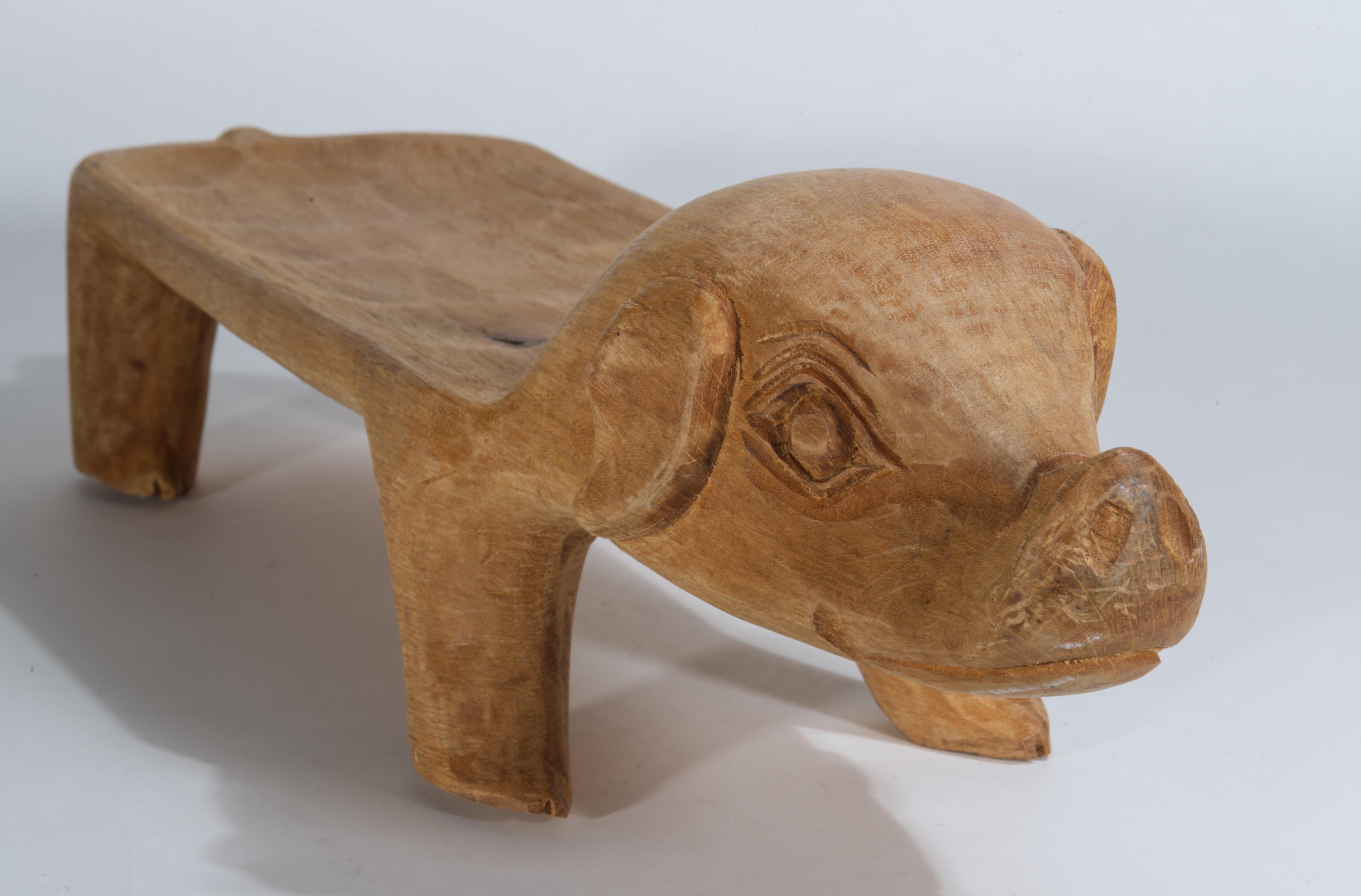Französisch Land Servierplatte geschnitzt Eiche Schwein Skulptur (Eichenholz) im Angebot