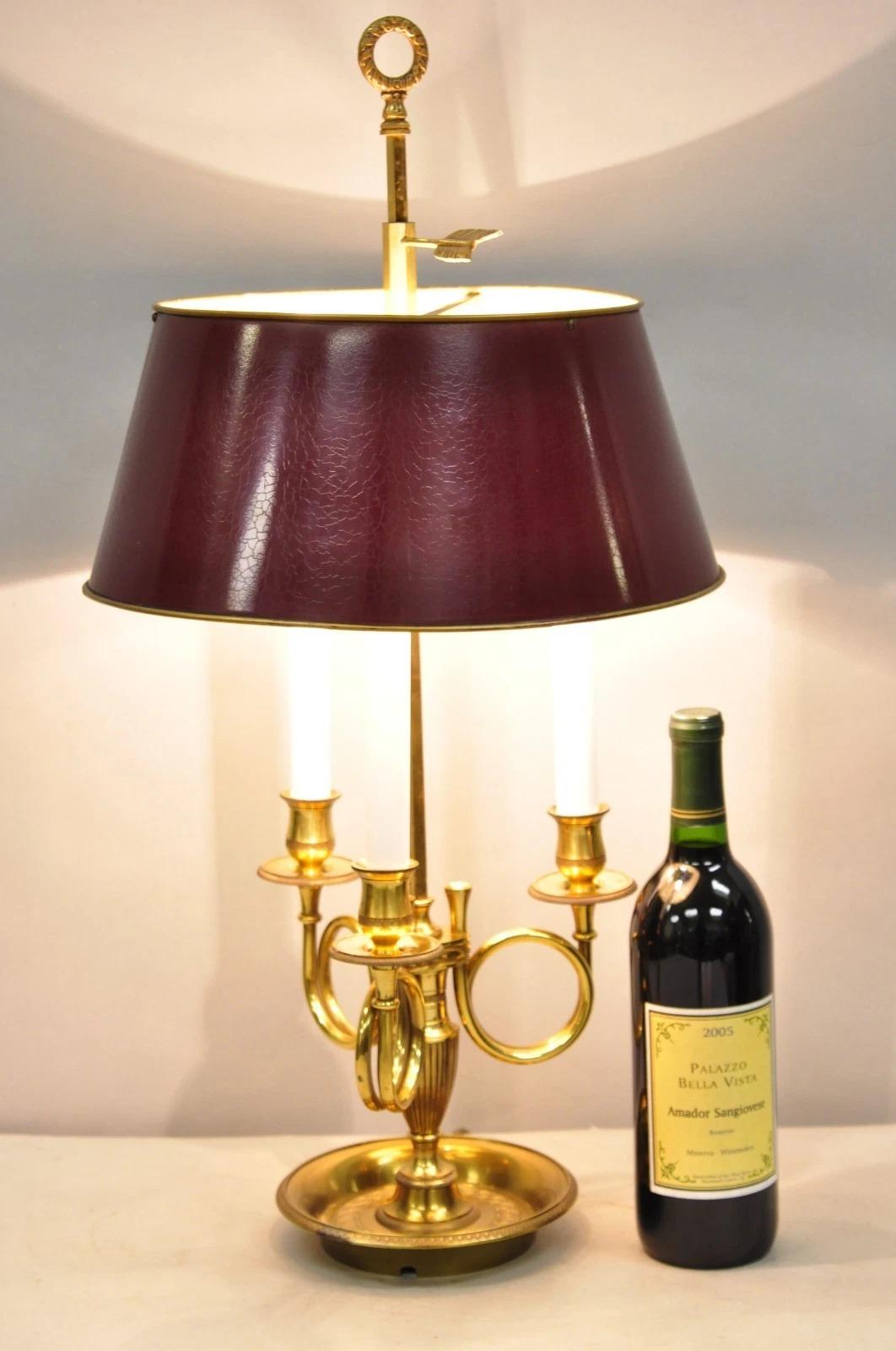 Vintage French Country Empire Messing Trompete Arm Rot Tole Schatten Bouillotte Schreibtischlampe. Der Schirm ist mit einer Distress-Lackierung versehen und in der Höhe verstellbar. CIRCA Spätes 20. Jahrhundert. Abmessungen: 26