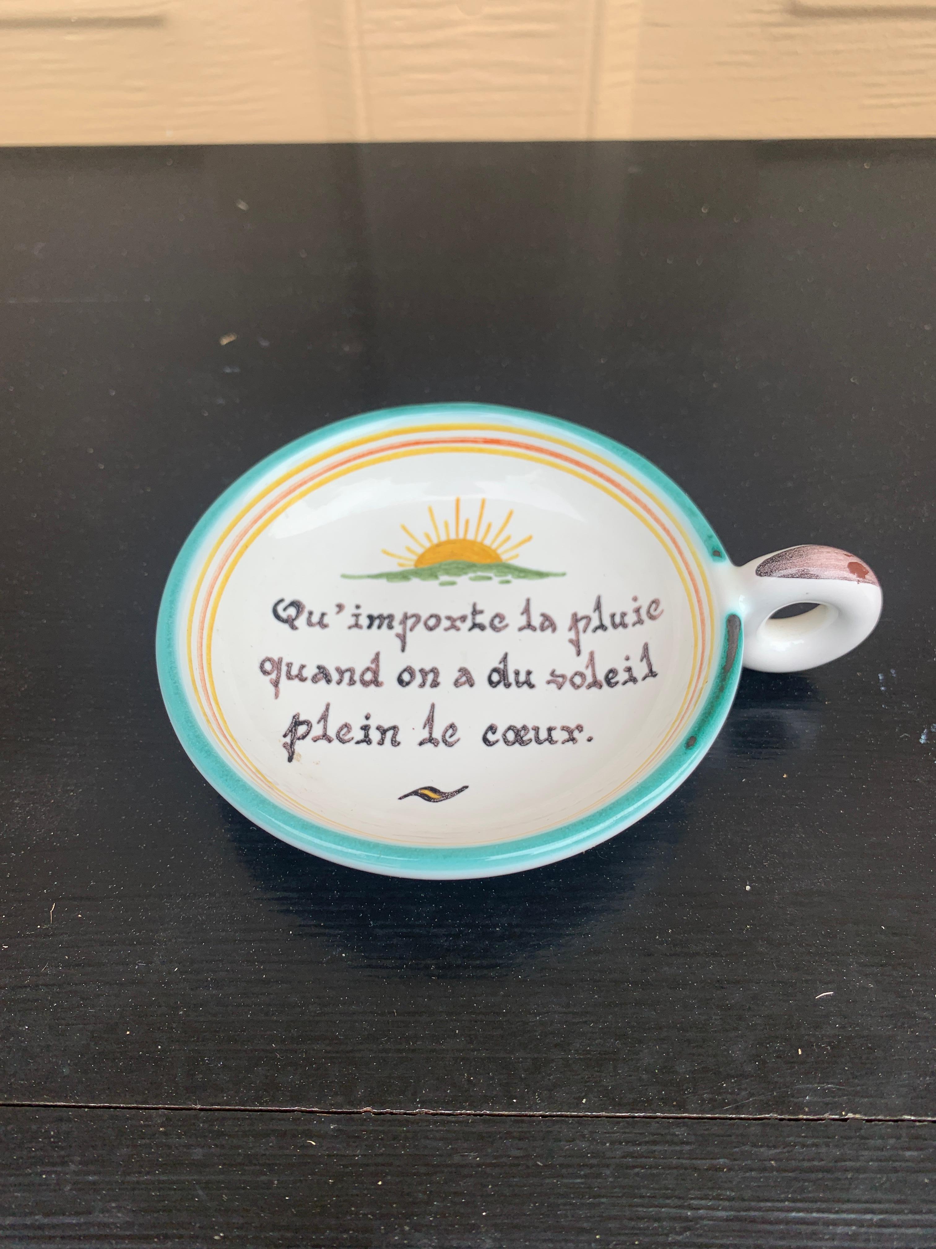 Un magnifique et charmant bol à poignée ou plat fourre-tout en faïence bleue et jaune peint à la main à la manière d'un pays français, sur lequel figure le dicton français 