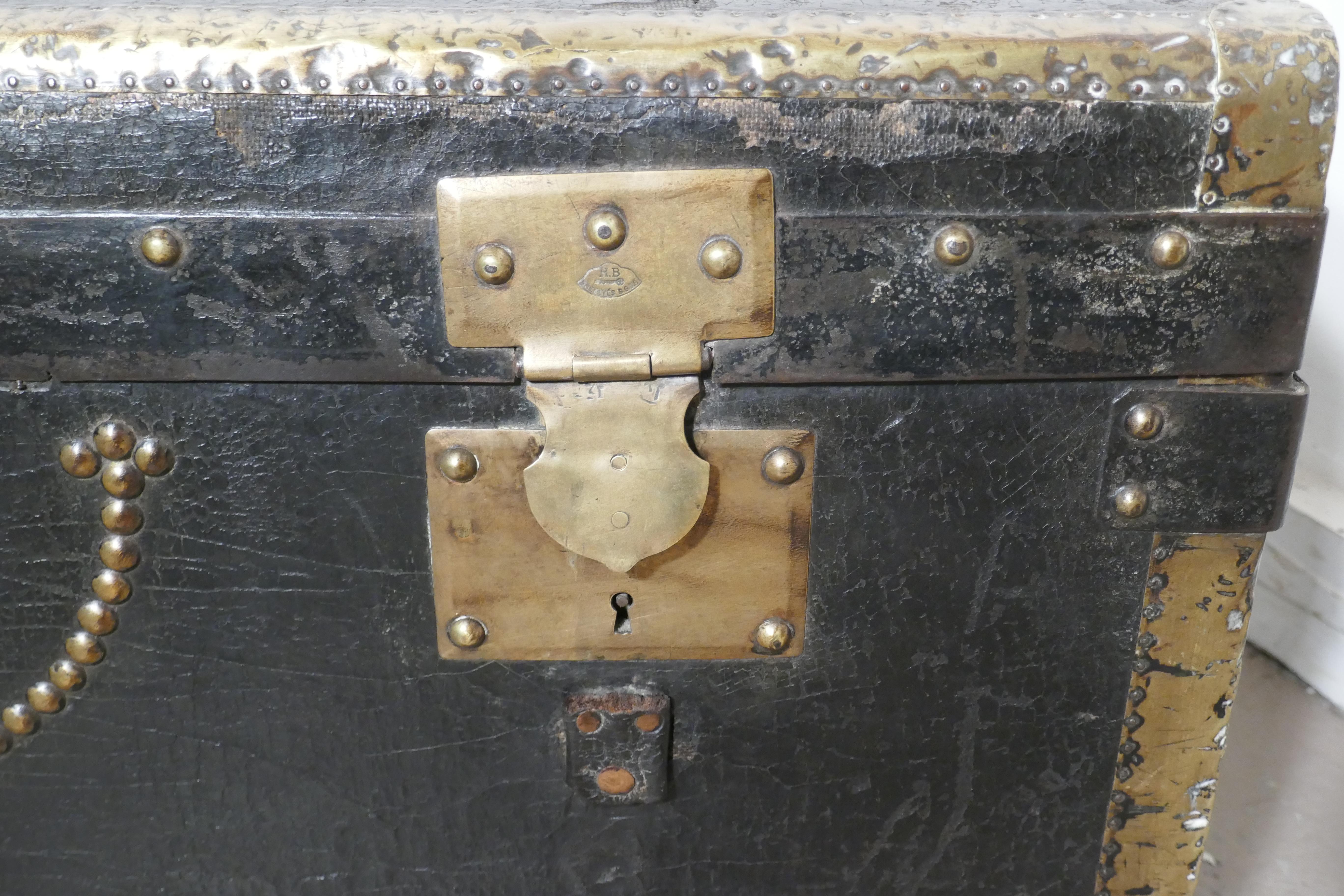 French Country House Chic Leather and Brass Bound Chest In Fair Condition For Sale In Chillerton, Isle of Wight