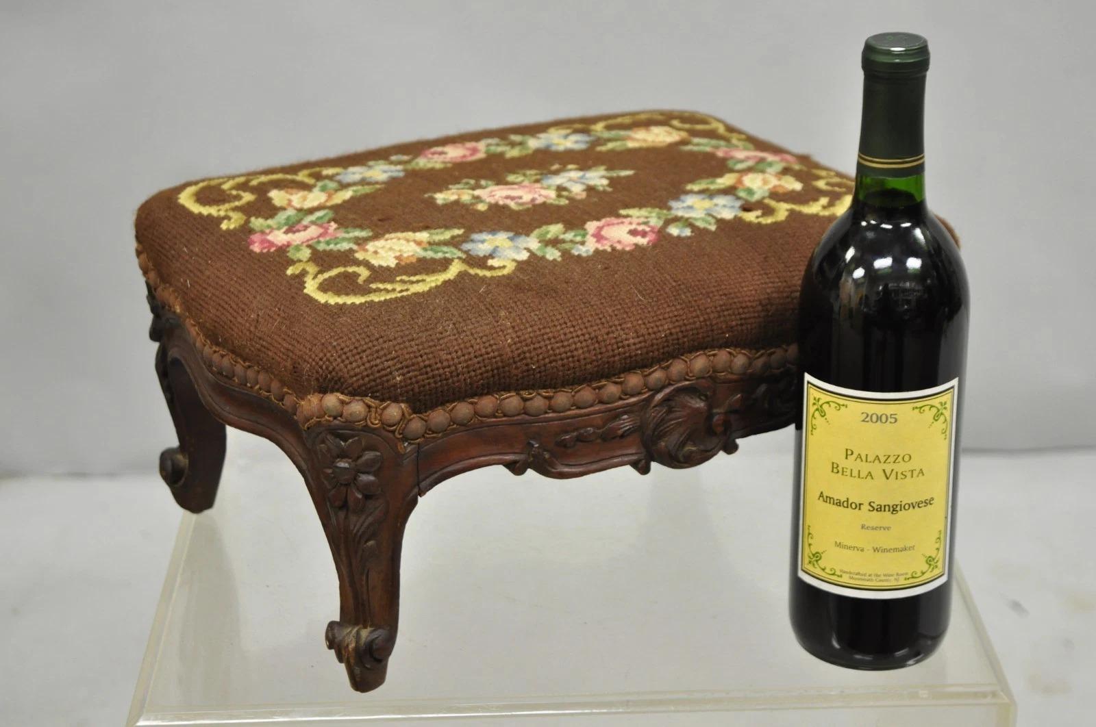 Antique French Country Louis XV Style Carved Walnut Brown Floral Needlepoint Petite Footstool Ottoman. Circa all'inizio del XX secolo. Misure: 7