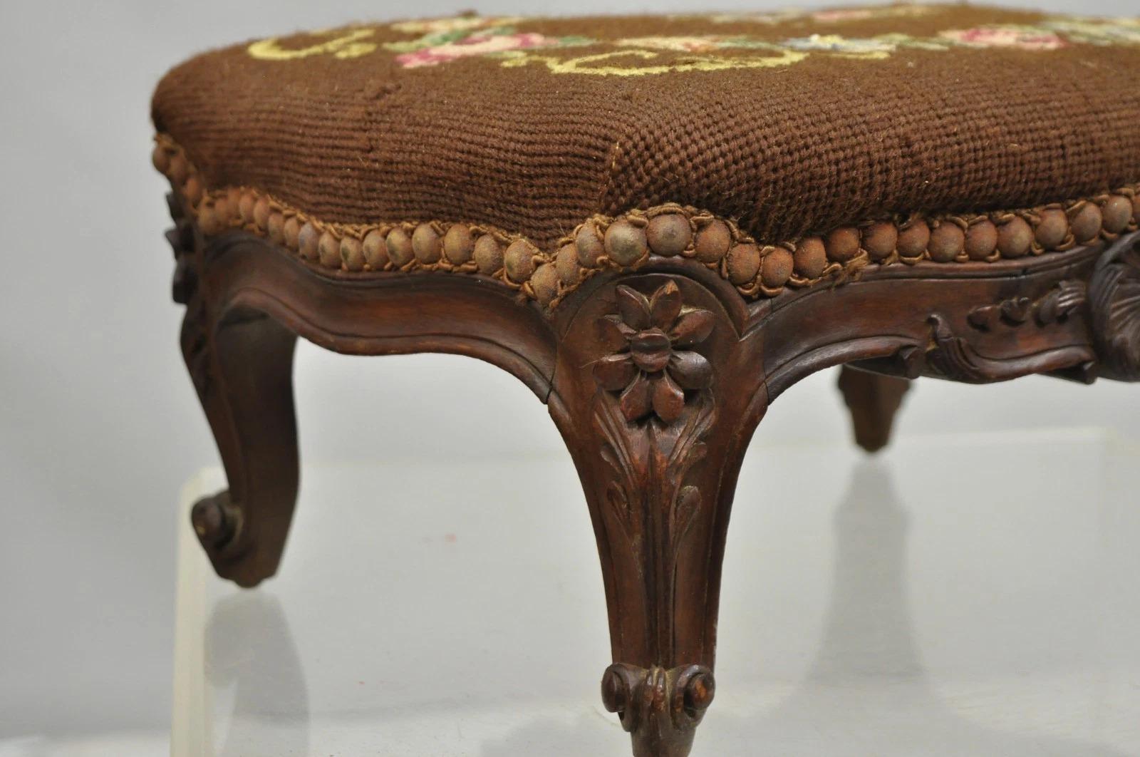 Pouf poggiapiedi francese Luigi XV intagliato in noce a punto d'ago In condizioni buone in vendita a Philadelphia, PA